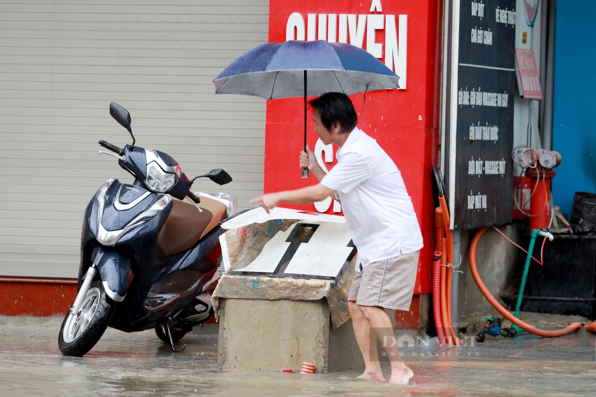 Đường phố Hà Tĩnh ngập sâu do mưa lớn khiến nhiều phương tiện chết máy- Ảnh 11.