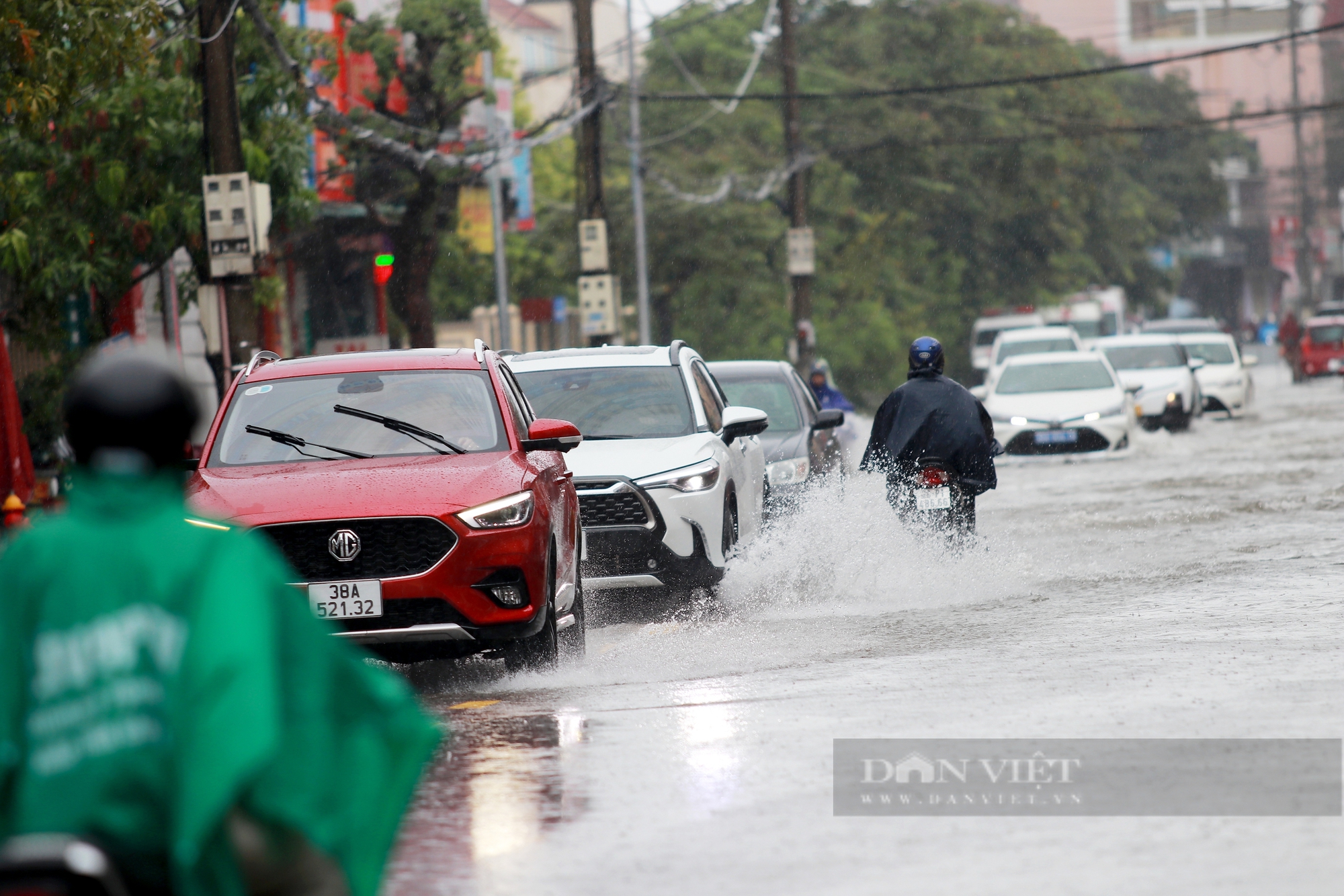 Đường phố Hà Tĩnh ngập sâu do mưa lớn khiến nhiều phương tiện chết máy- Ảnh 5.