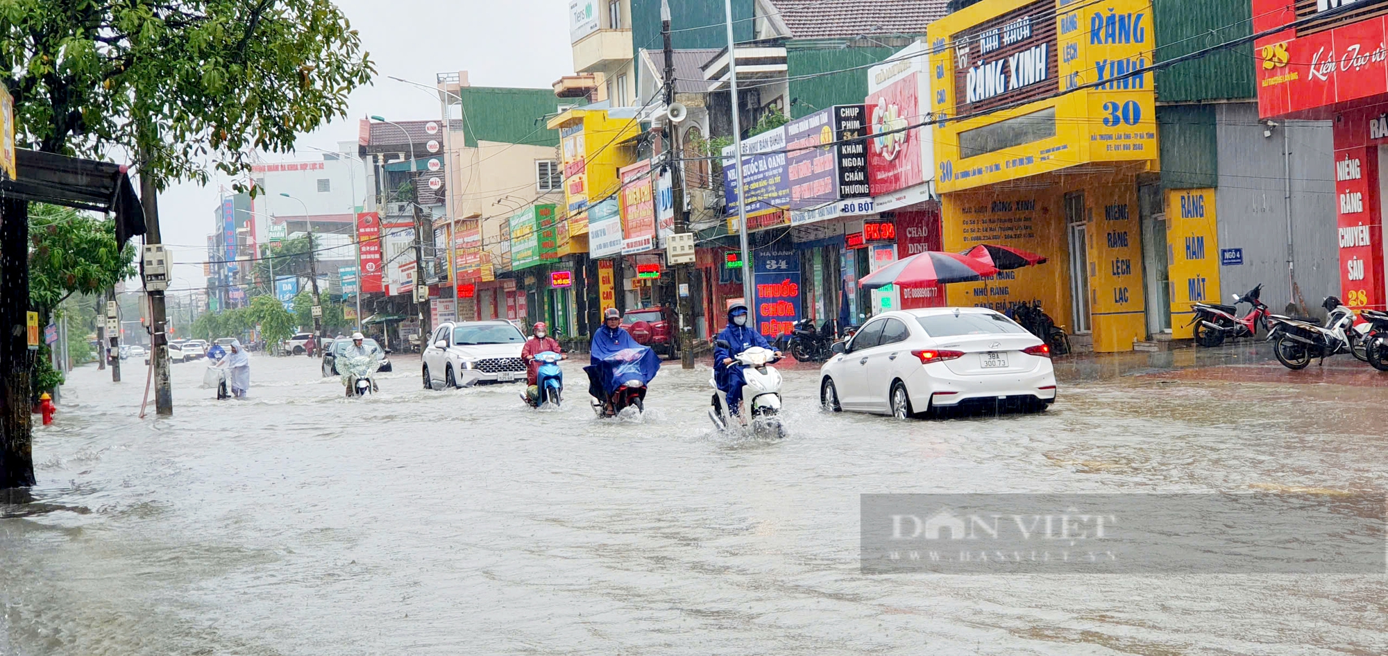 Đường phố Hà Tĩnh ngập sâu do mưa lớn khiến nhiều phương tiện chết máy- Ảnh 1.