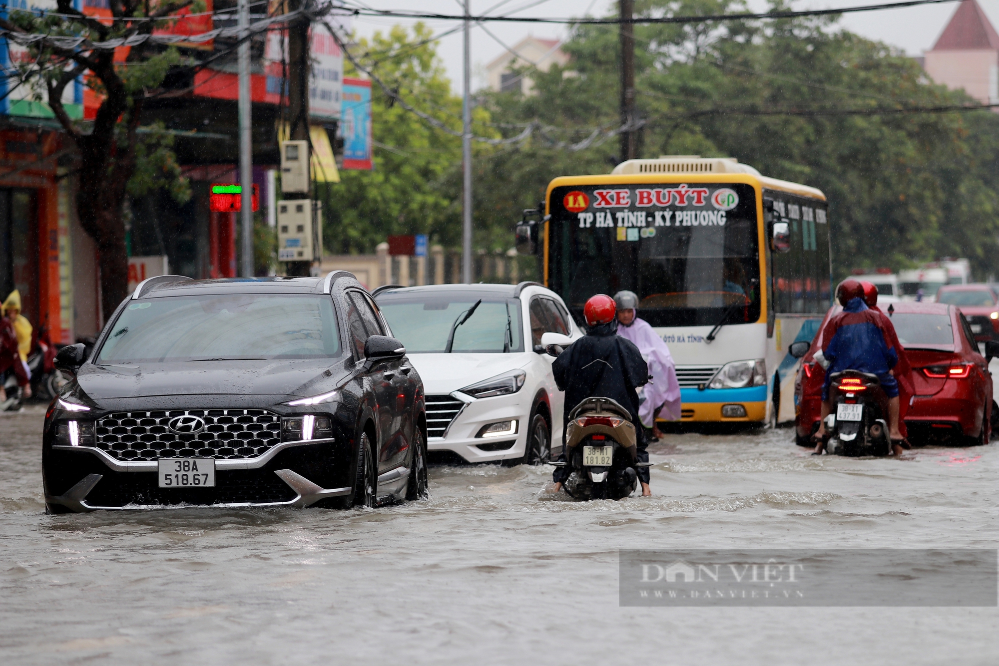 Đường phố Hà Tĩnh ngập sâu do mưa lớn khiến nhiều phương tiện chết máy- Ảnh 2.