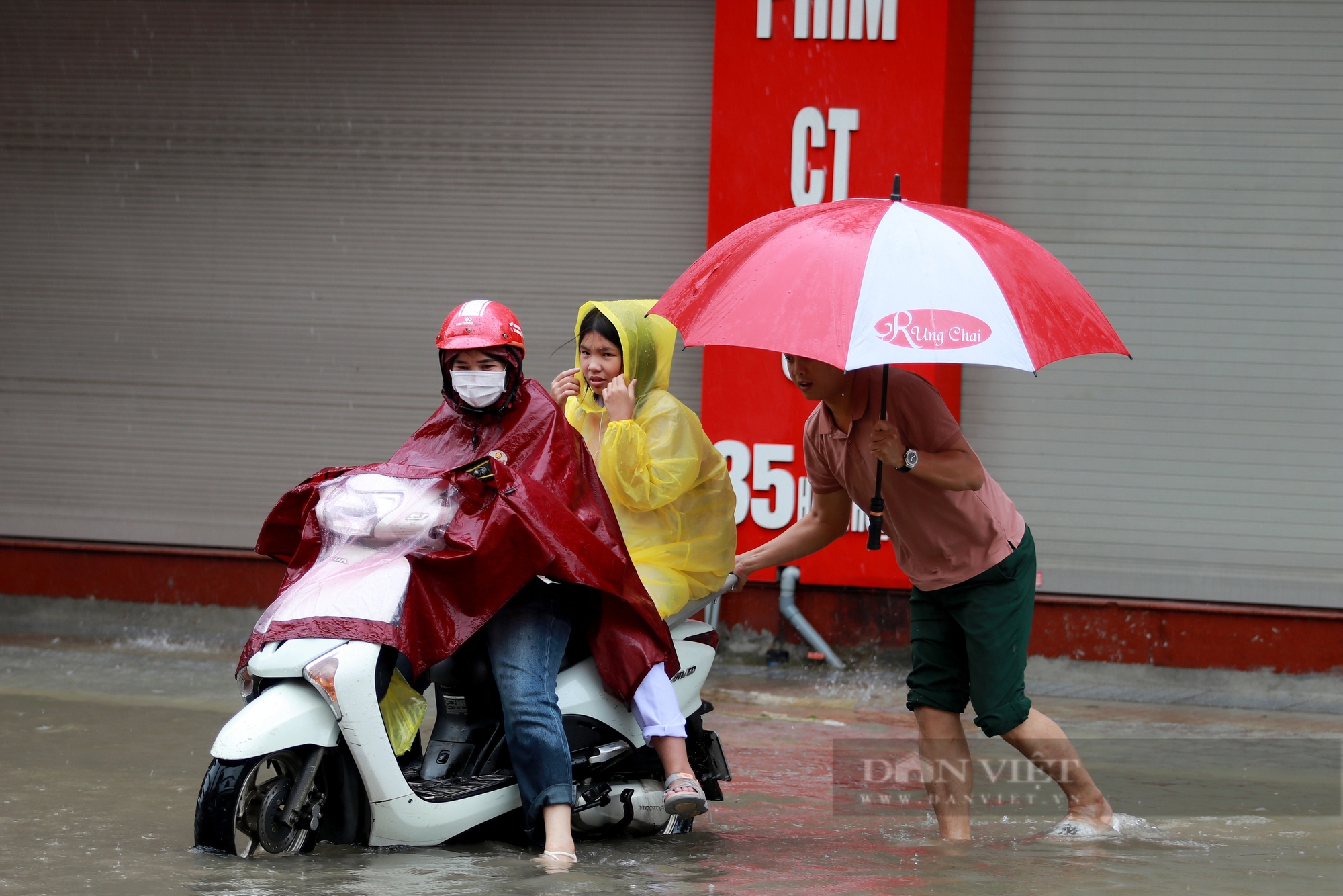 Đường phố Hà Tĩnh ngập sâu do mưa lớn khiến nhiều phương tiện chết máy- Ảnh 6.