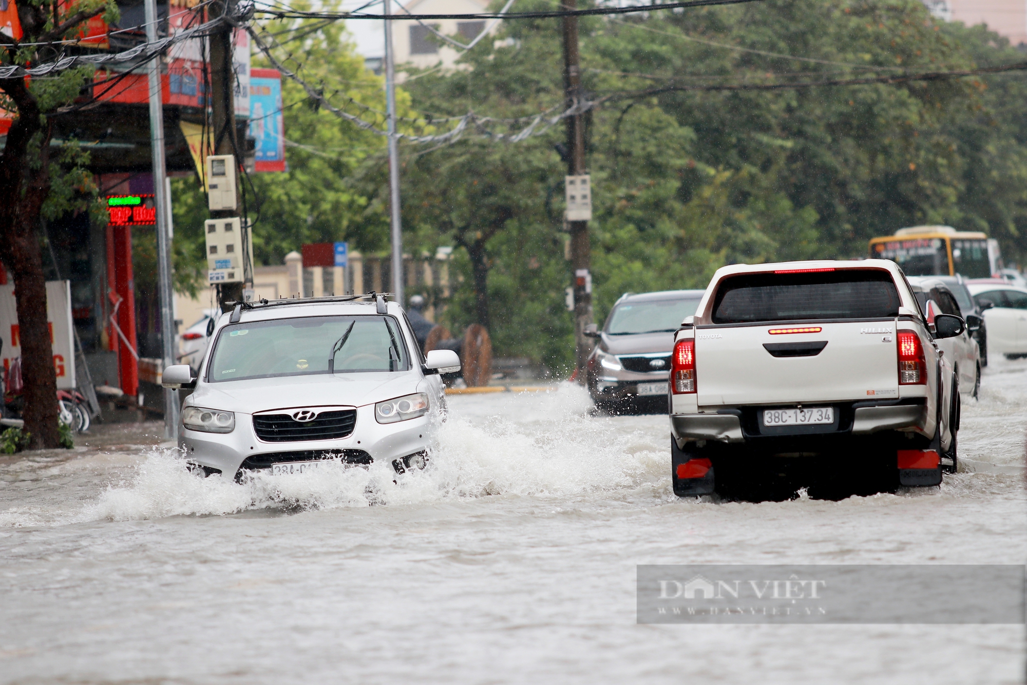 Đường phố Hà Tĩnh ngập sâu do mưa lớn khiến nhiều phương tiện chết máy- Ảnh 13.