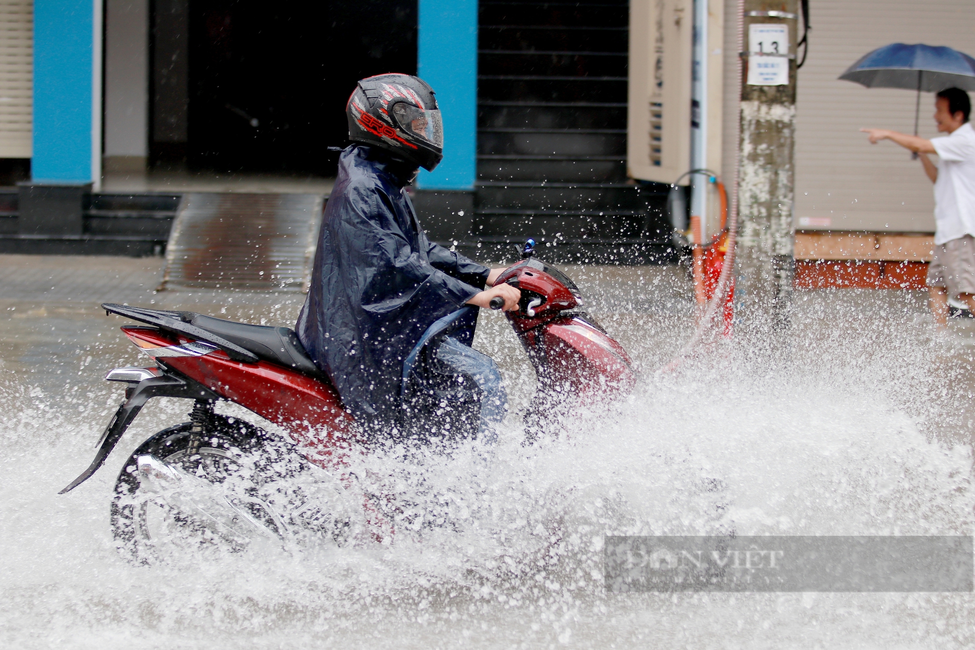 Đường phố Hà Tĩnh ngập sâu do mưa lớn khiến nhiều phương tiện chết máy- Ảnh 9.