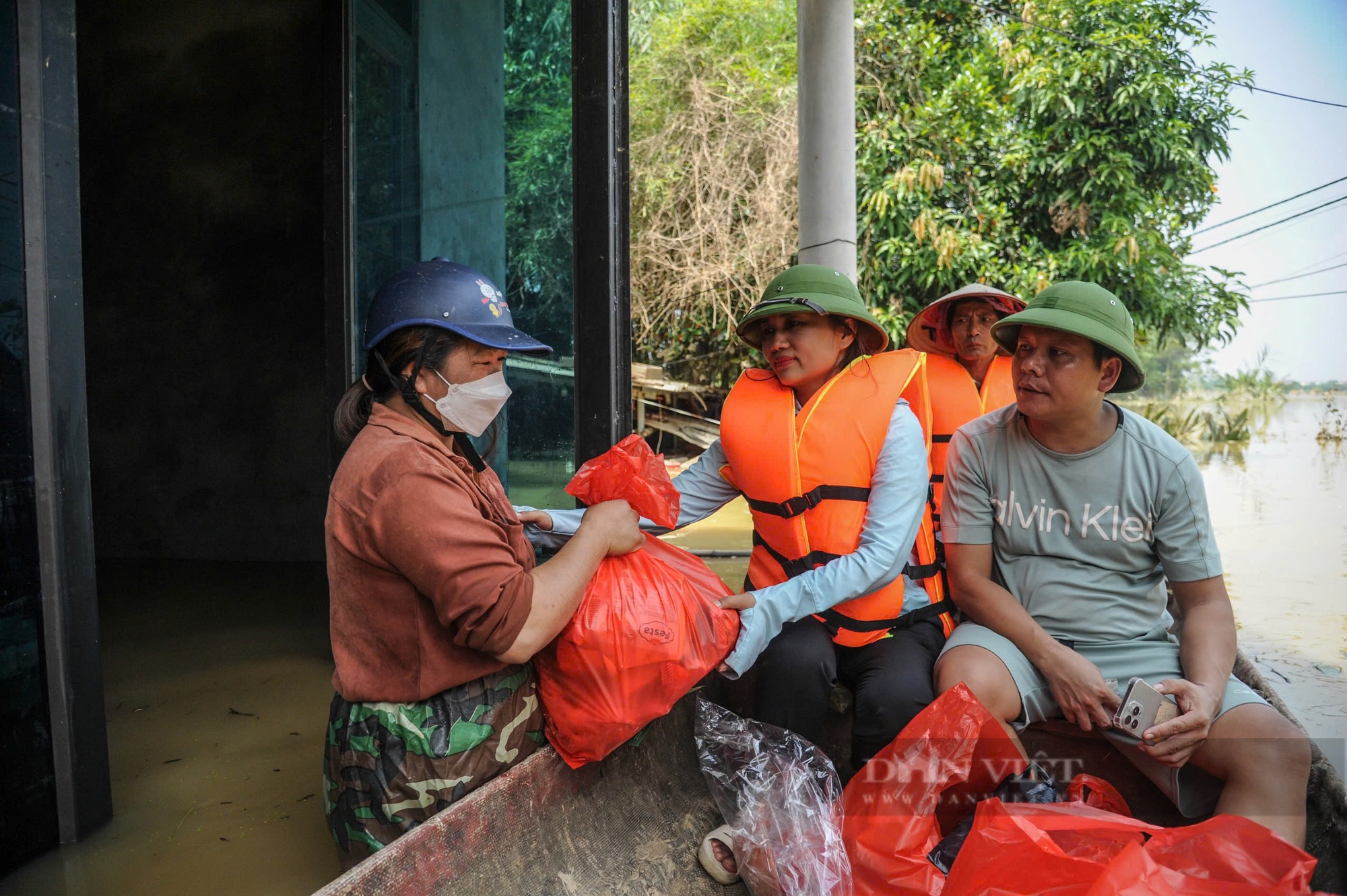 Tổng biên tập Báo NTNN/Dân Việt gửi lời cảm ơn cộng đồng đã tham gia cứu trợ đồng bào vùng lũ - Ảnh 3.