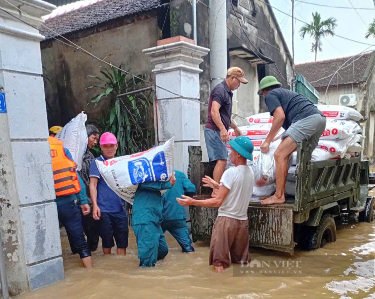 Người Hậu Lộc đùm bọc nhau khi lũ về- Ảnh 2.