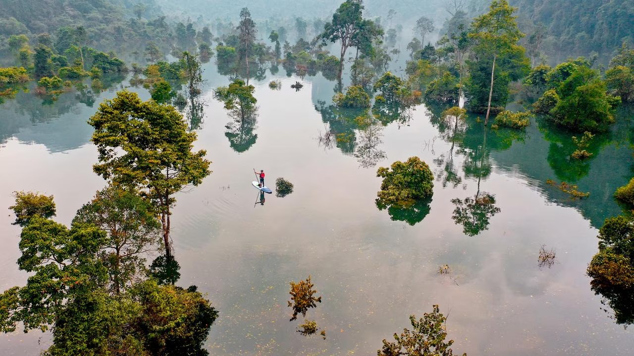 Du khách chèo SUP, ở nhà phao, trải nghiệm vùng "rốn lũ" Quảng Bình- Ảnh 2.