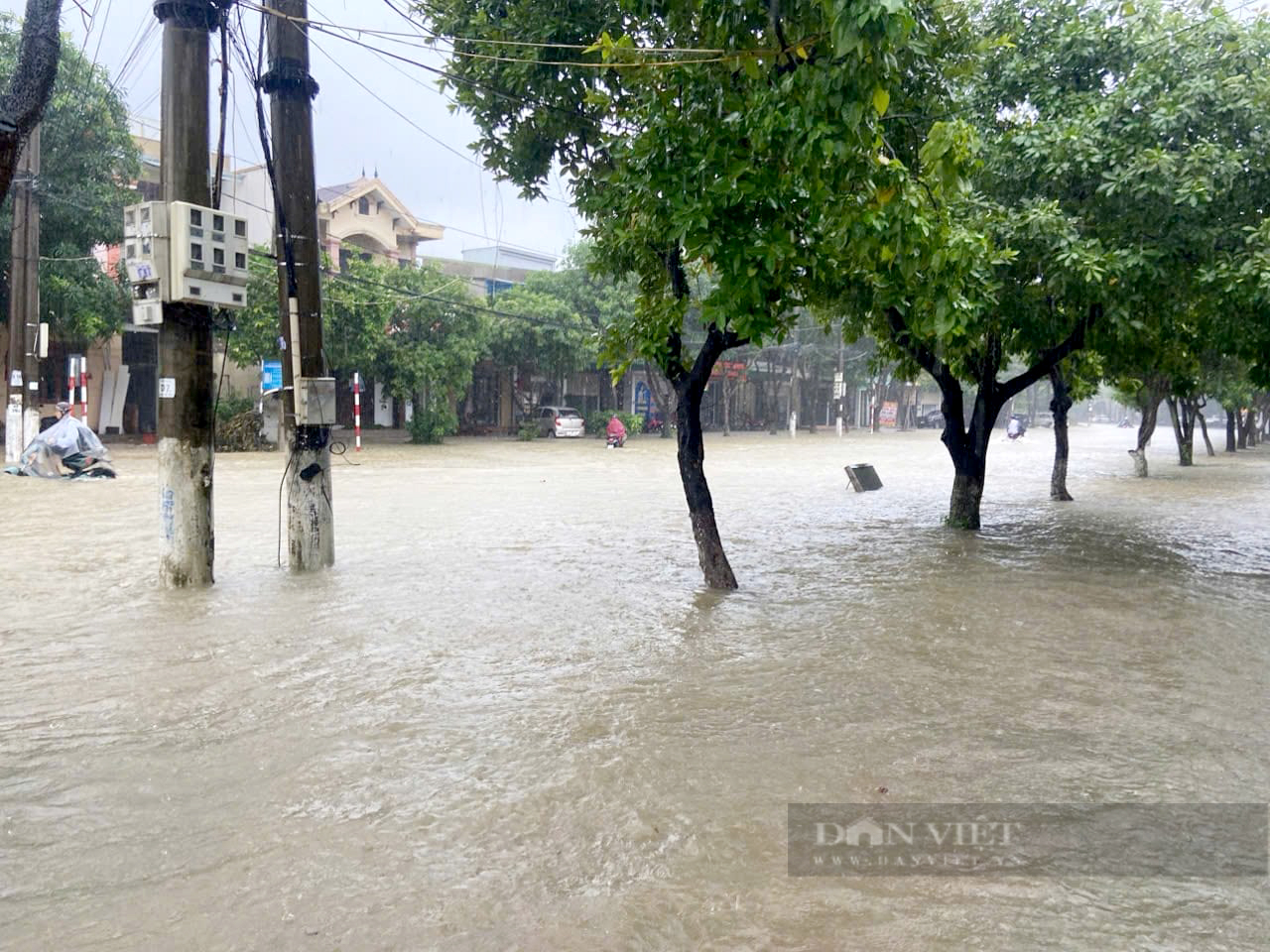 Đường phố Hà Tĩnh ngập sâu do mưa lớn khiến nhiều phương tiện chết máy- Ảnh 4.