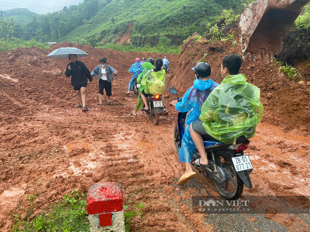 Mưa lớn gây sạt lở, tỉnh lộ 433 ở Hòa Bình ách tắc giao thông cục bộ- Ảnh 4.