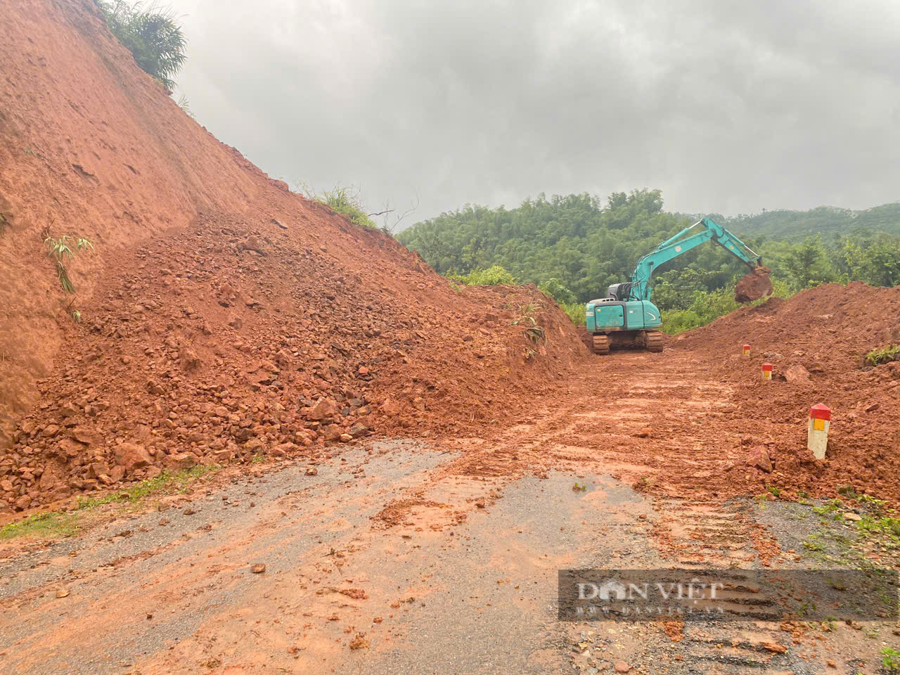 Mưa lớn gây sạt lở, tỉnh lộ 433 ở Hòa Bình ách tắc giao thông cục bộ- Ảnh 3.