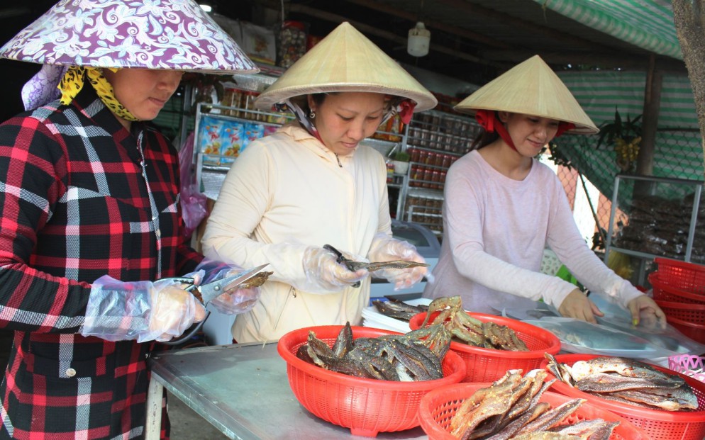 Đặc sản đồng quê nơi này của Thái Bình là cá trắm 3-4kg đem nướng lâu ơi là lâu, cả làng thơm lừng - Ảnh 4.