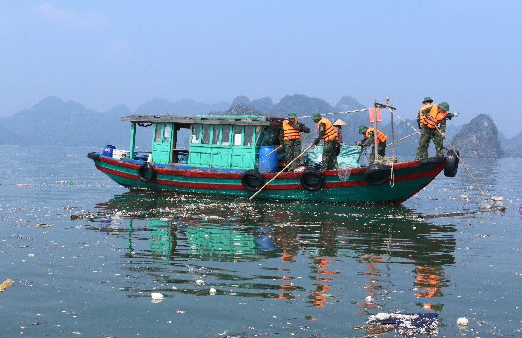 Quảng Ninh nỗ lực xử lý lượng rác thải khổng lồ trên vịnh Hạ Long sau siêu bão Yagi - Ảnh 1.