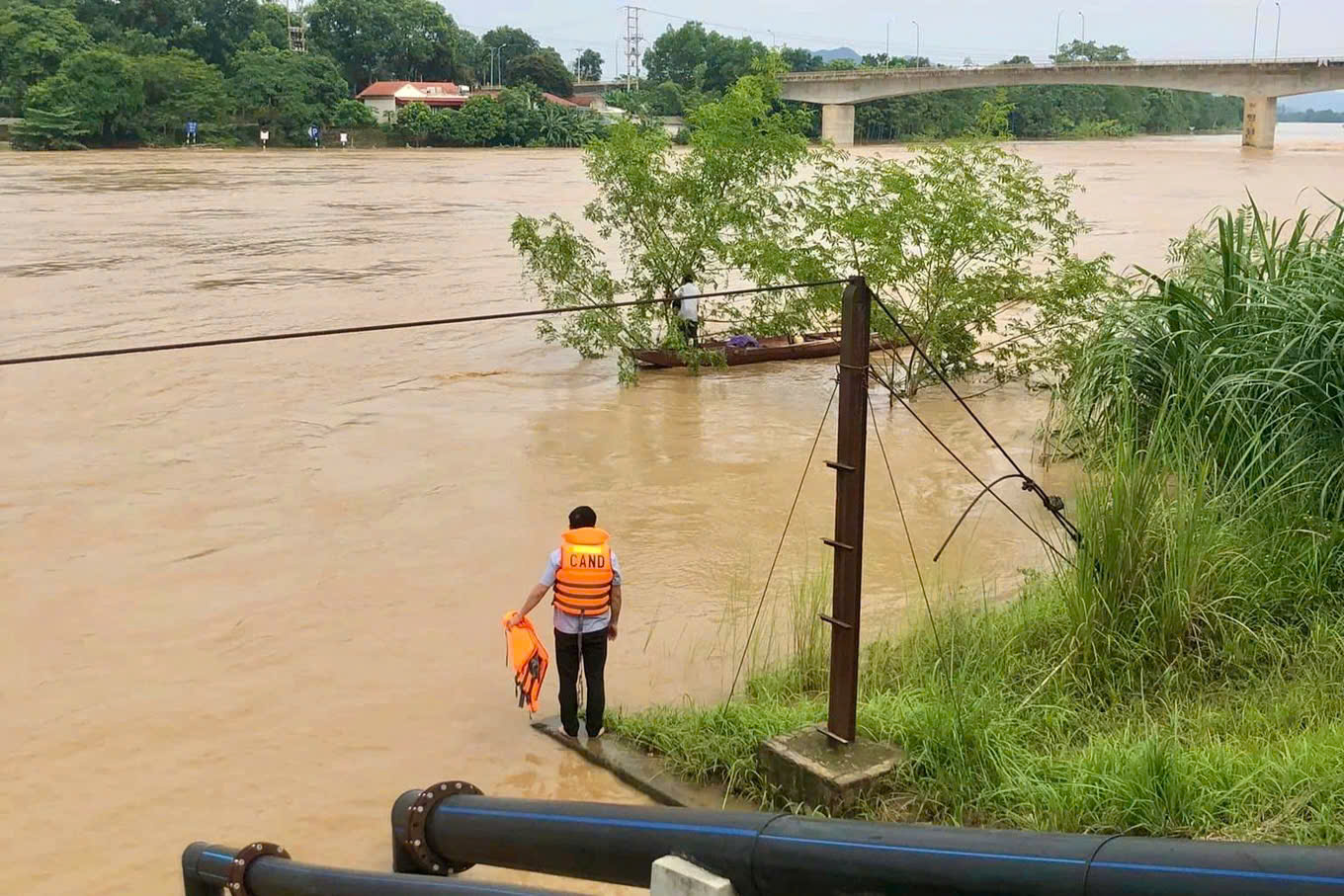 Giải cứu người đàn ông trượt chân rơi xuống sông bị cuốn trôi 2km- Ảnh 2.