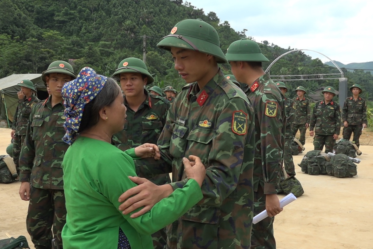 Những giây phút nghẹn ngào chia tay cán bộ, chiến sĩ tham gia tìm kiếm cứu hộ, cứu nạn sau cơn bão số 3 - Ảnh 2.