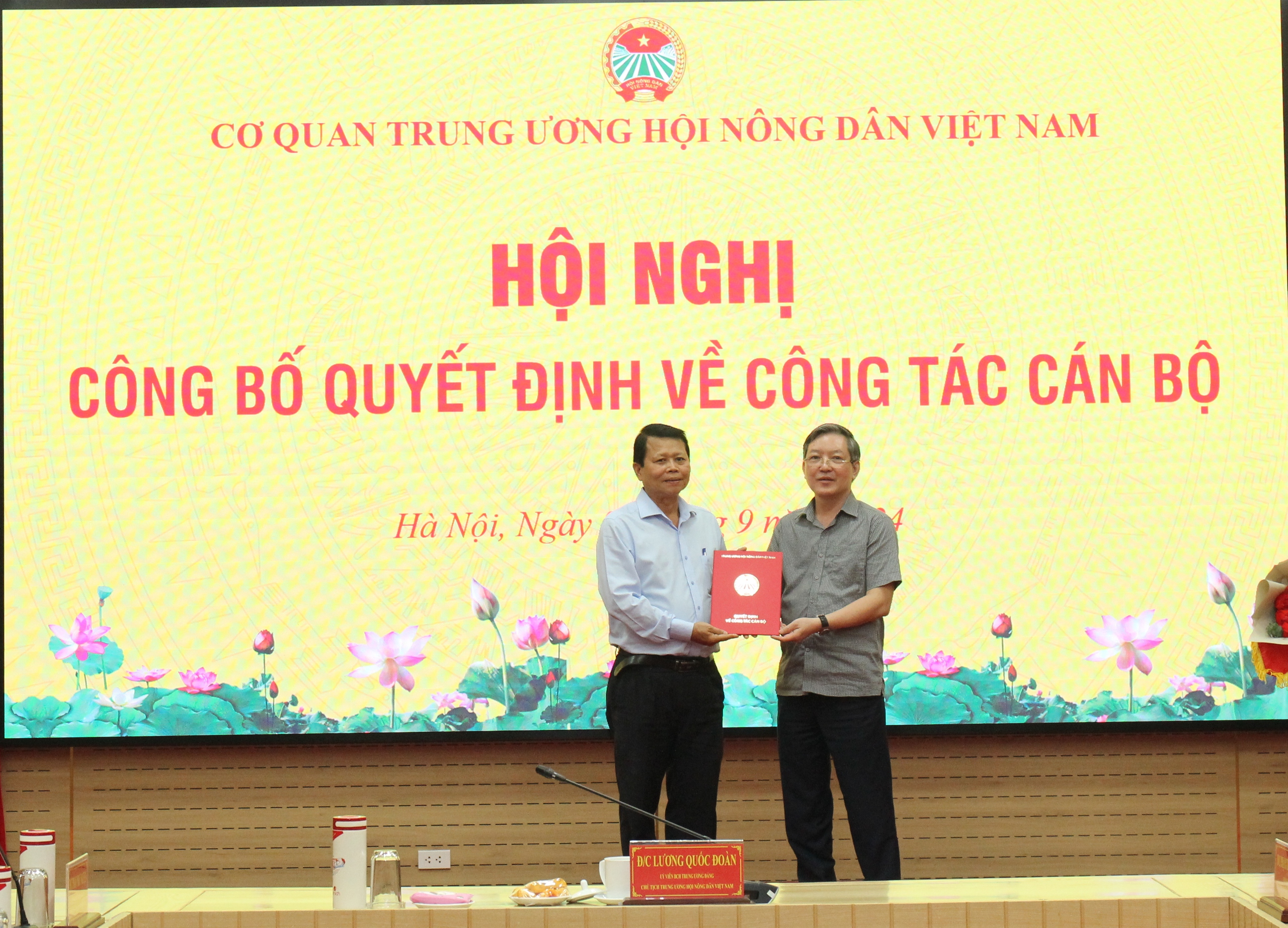 Hội Nông dân Việt Nam trao Quyết định nghỉ hưu cho đồng chí  Phạm Minh Hùng chuyên trách công tác phía Nam - Ảnh 1.