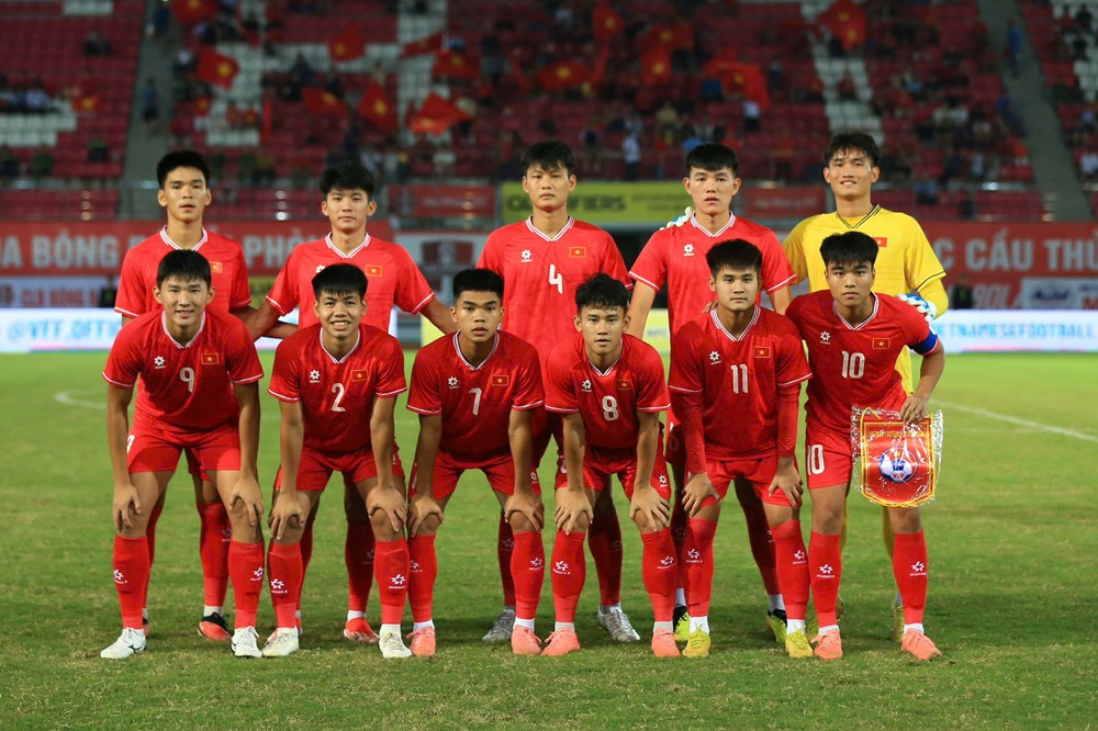 Kết quả U20 Việt Nam vs U20 Guam: Thủ môn U20 Guam nhận thẻ đỏ sau va chạm với tiền đạo U20 Việt Nam- Ảnh 1.