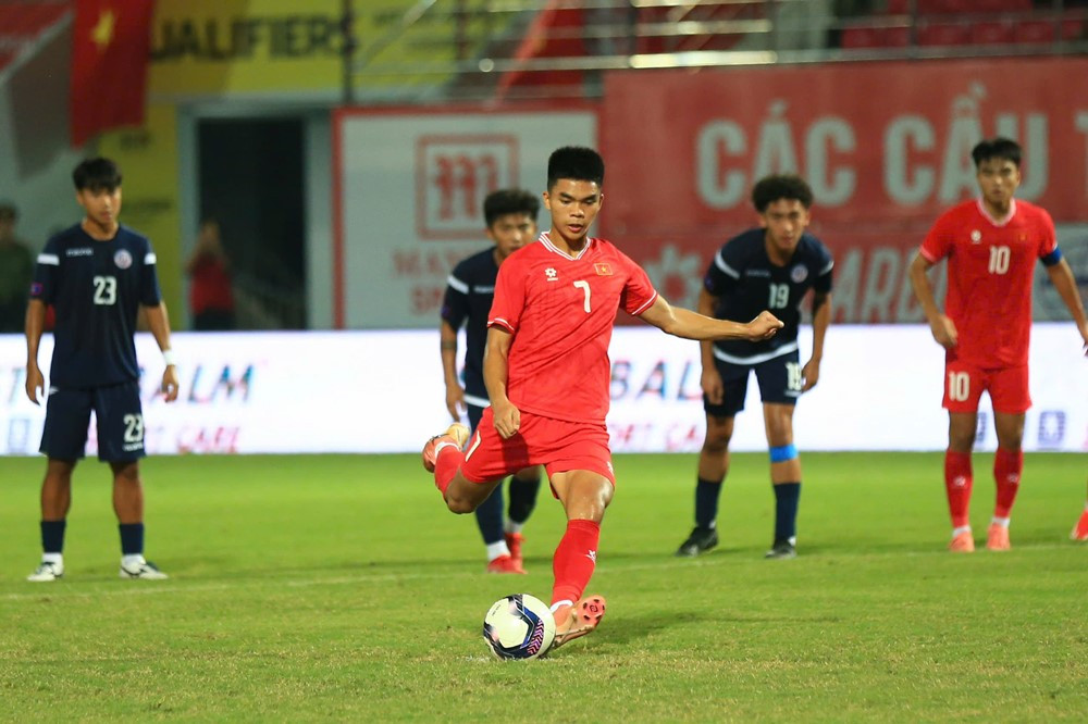 Kết quả U20 Việt Nam vs U20 Guam: Thủ môn U20 Guam nhận thẻ đỏ sau va chạm với tiền đạo U20 Việt Nam- Ảnh 2.