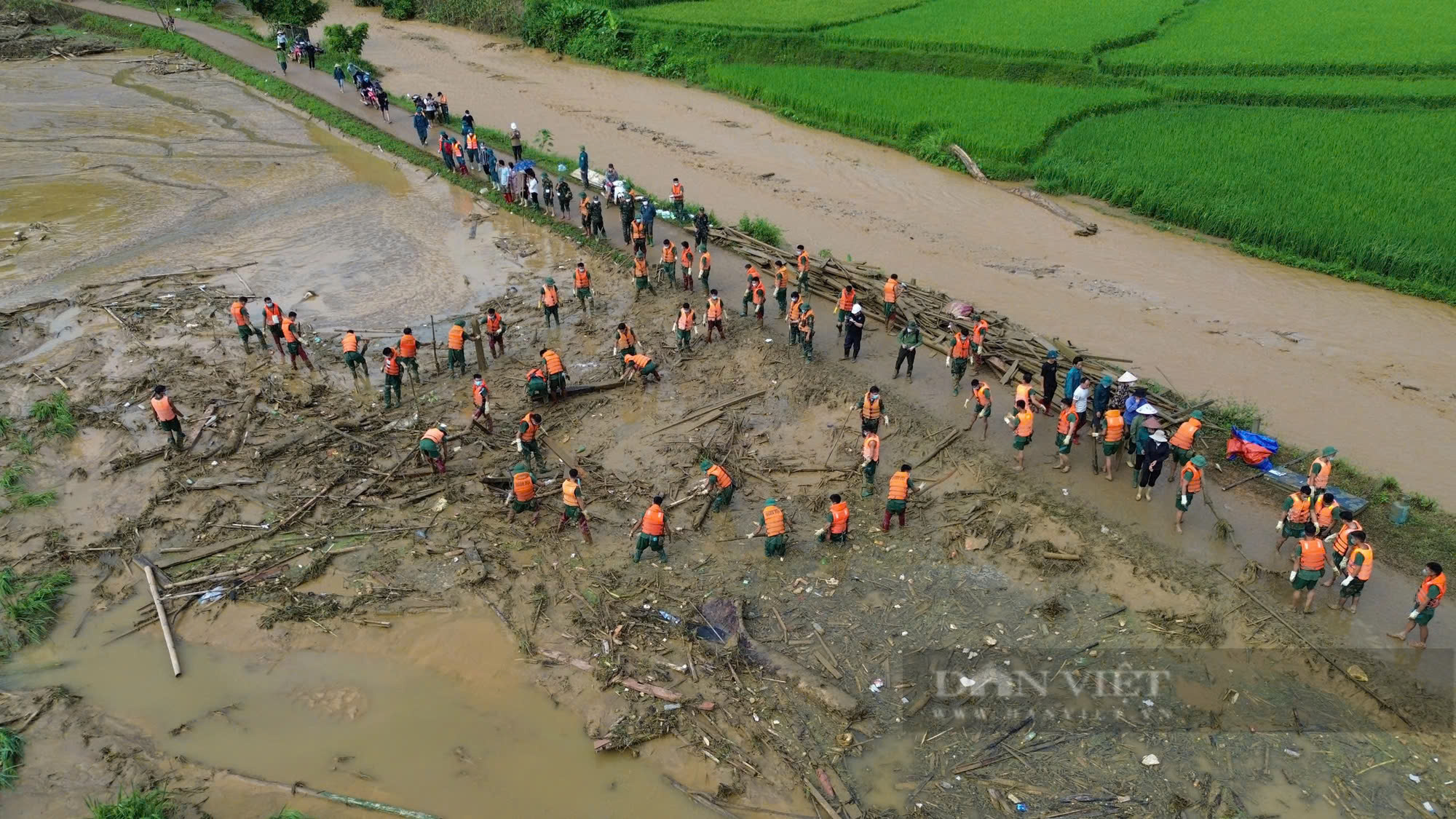 Những giây phút nghẹn ngào chia tay cán bộ, chiến sĩ tham gia tìm kiếm cứu hộ, cứu nạn sau cơn bão số 3 - Ảnh 4.