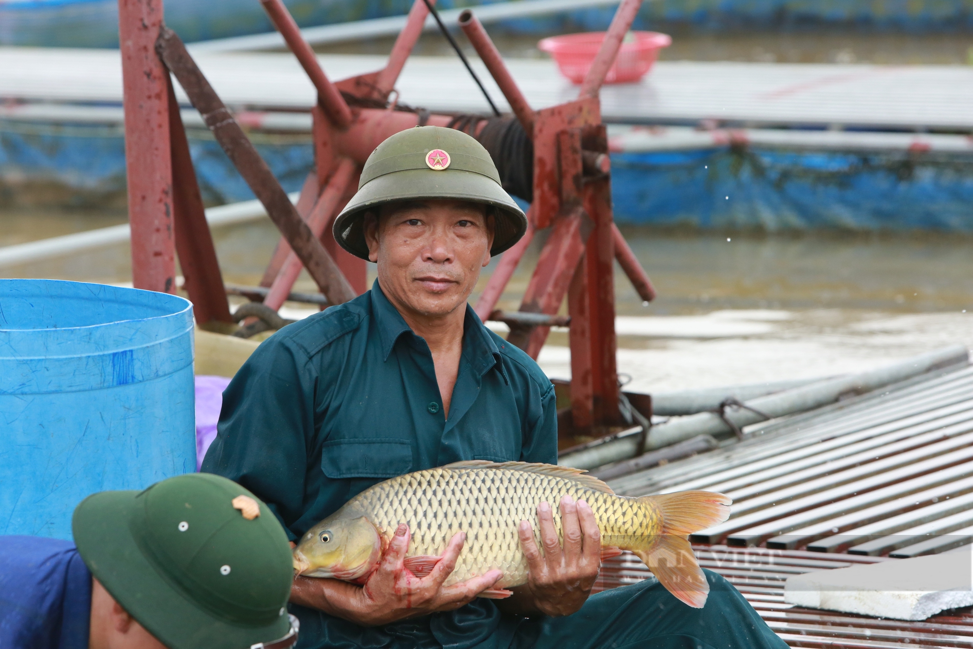 Nông dân Việt Nam xuất sắc 2024 đến từ Bắc Ninh là Giám đốc một HTX nuôi cá lồng trên sông Đuống - Ảnh 3.