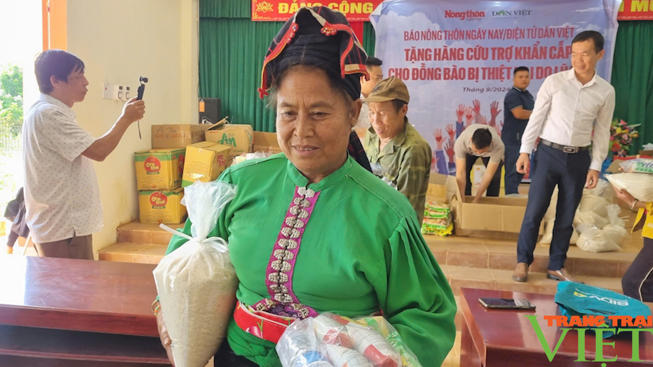 Những phần quà nghĩa tình của Báo Nông Thôn Ngày Nay/Dân Việt gửi đến bà con Sơn La - Ảnh 11.