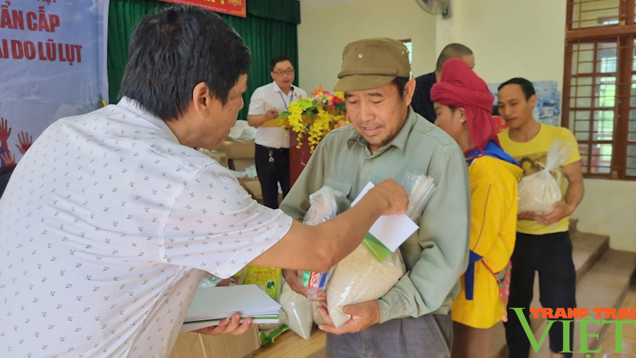 Những phần quà nghĩa tình của Báo Nông Thôn Ngày Nay/Dân Việt gửi đến bà con Sơn La - Ảnh 8.