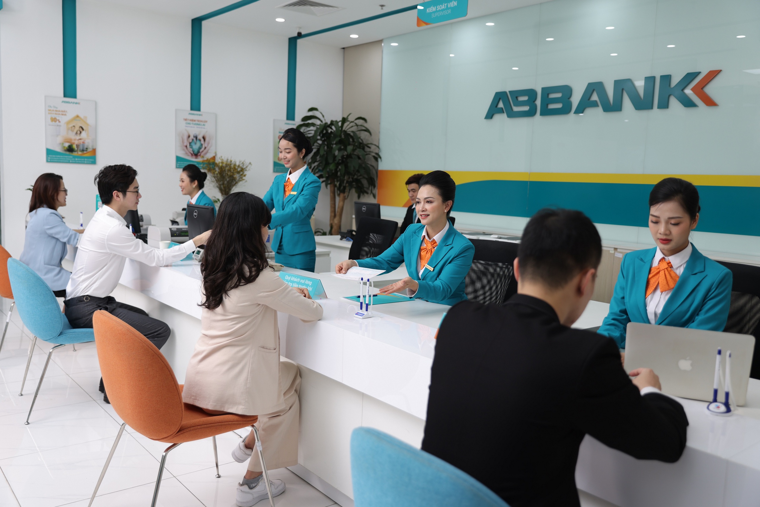 ABBANK giảm lãi suất cho vay sản xuất cho khách hàng bị ảnh hưởng bởi bão Yagi - Ảnh 1.