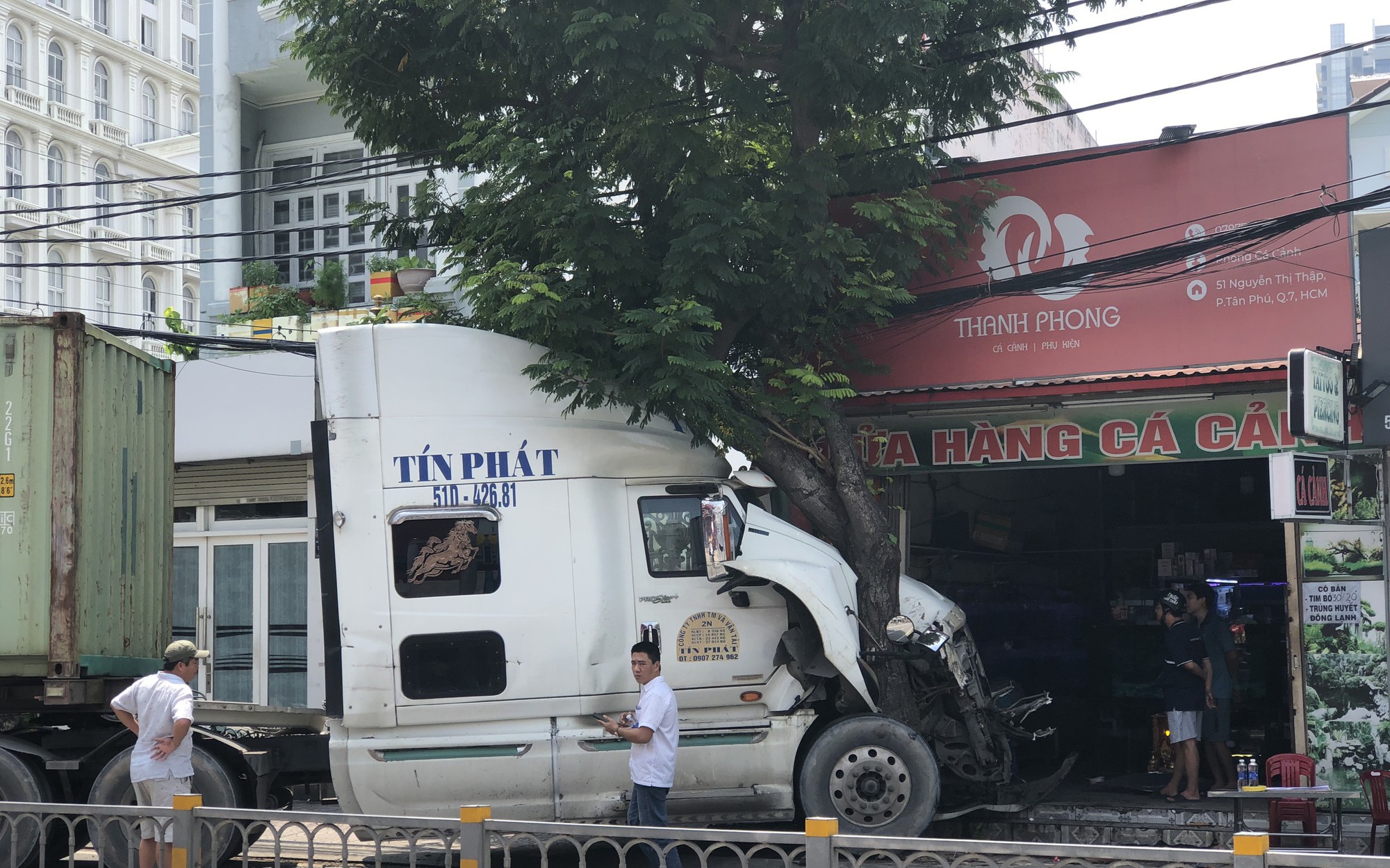 TP.HCM: Container tông vào con lươn, lao vào nhà dân, tài xế chết tại chỗ - Ảnh 3.