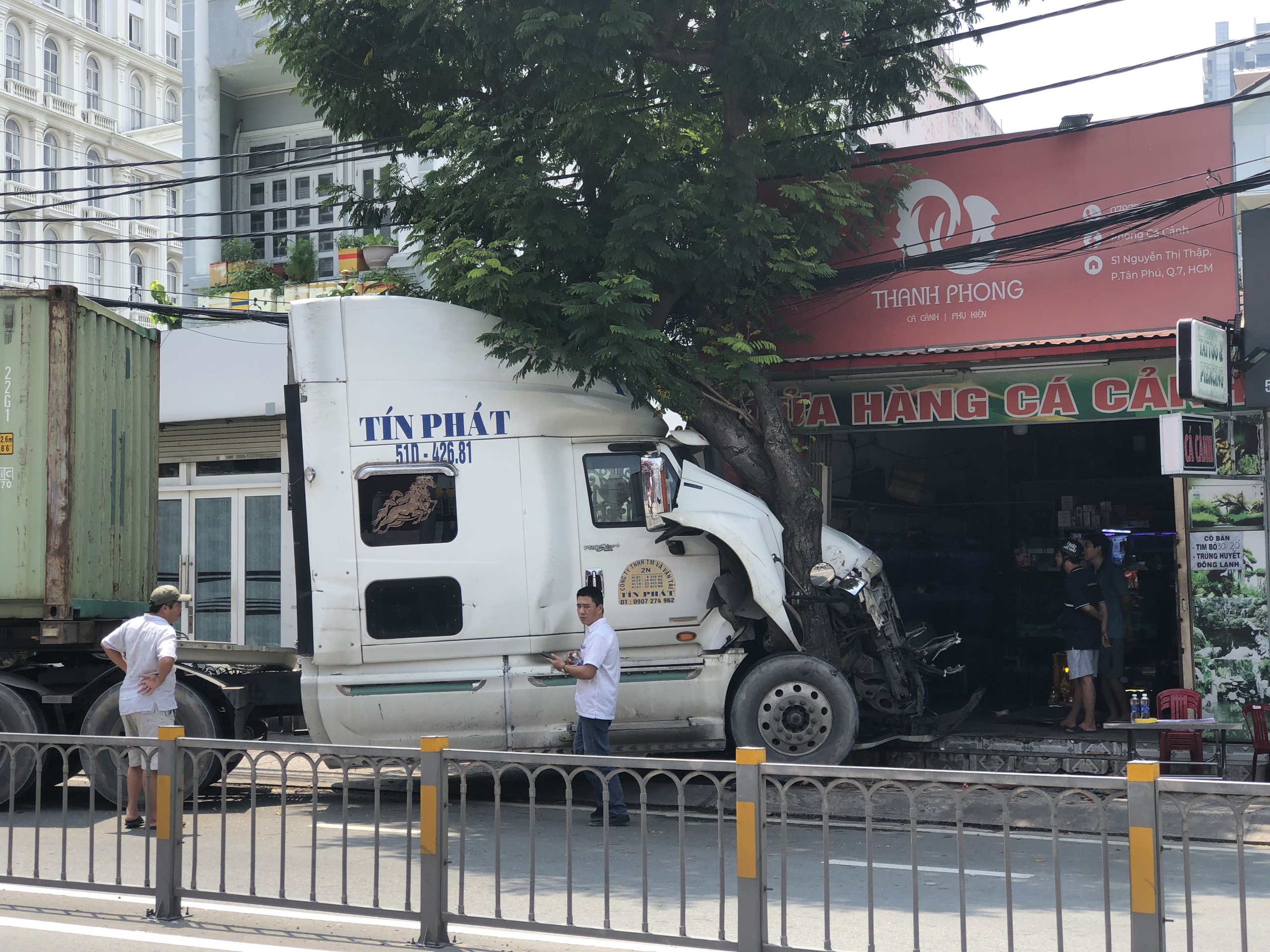 Đầu kéo container tông dải phân cách lao vào sát mép nhà dân ở quận 7, nhiều người thoát chết - Ảnh 2.