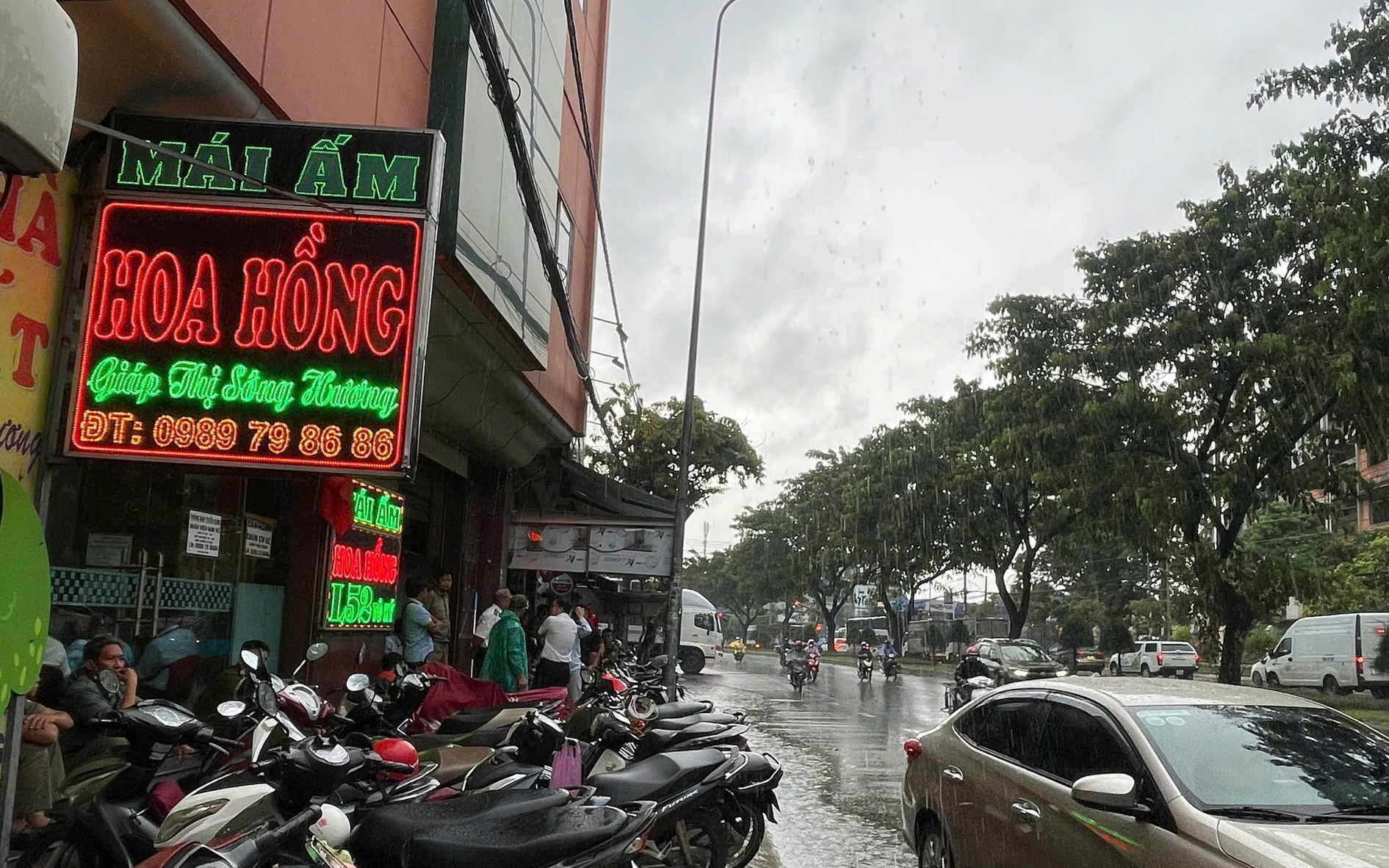 Nghi bị cha ruột bạo hành, bé trai bi bỏng 12% cơ thể phải nhập viện, người cha đi khỏi nơi cư trú - Ảnh 2.