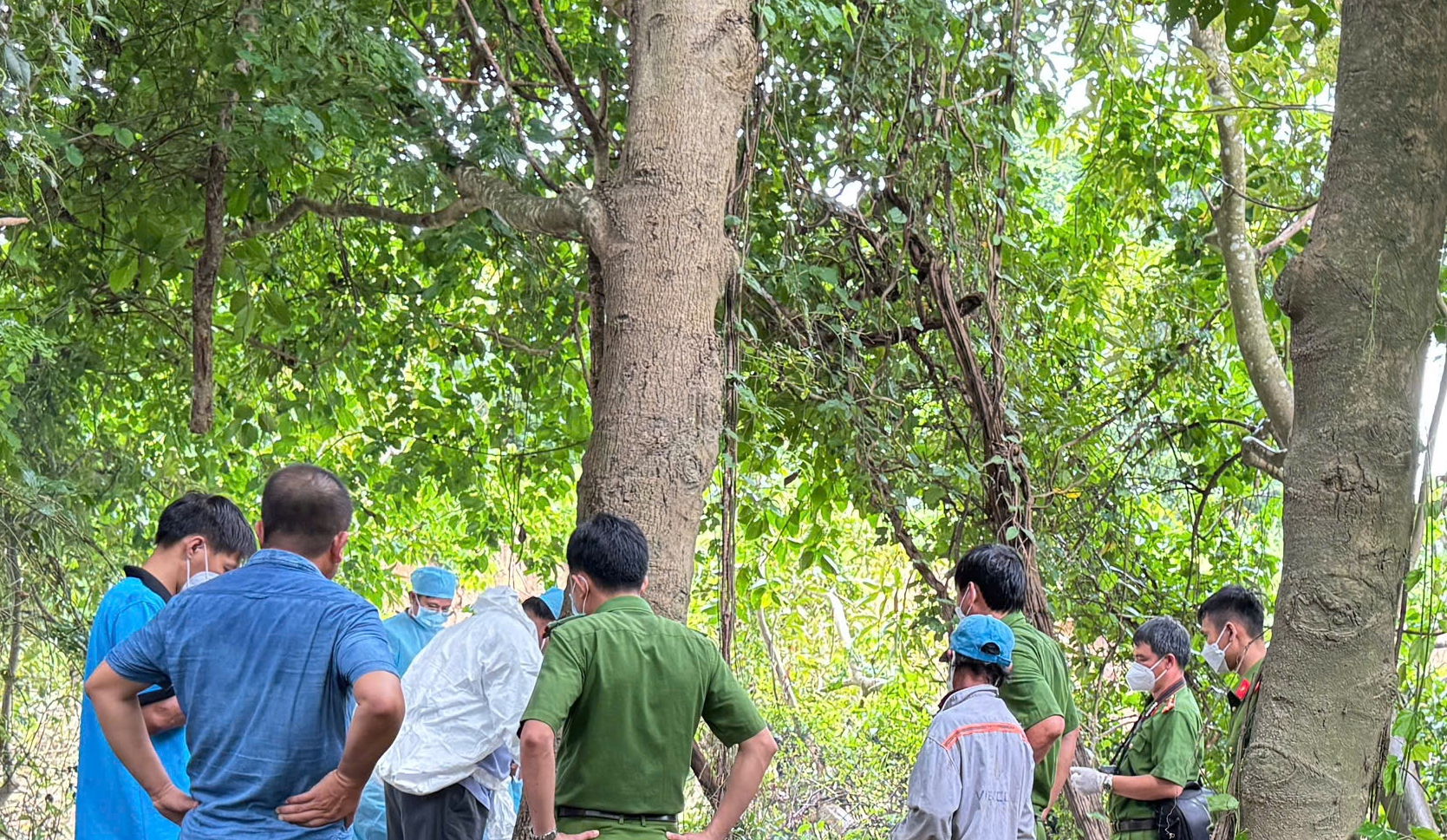 Công an đang điều tra vụ thi thể nam học sinh 17 tuổi phát hiện dưới sông có một cục đá cột vào - Ảnh 1.