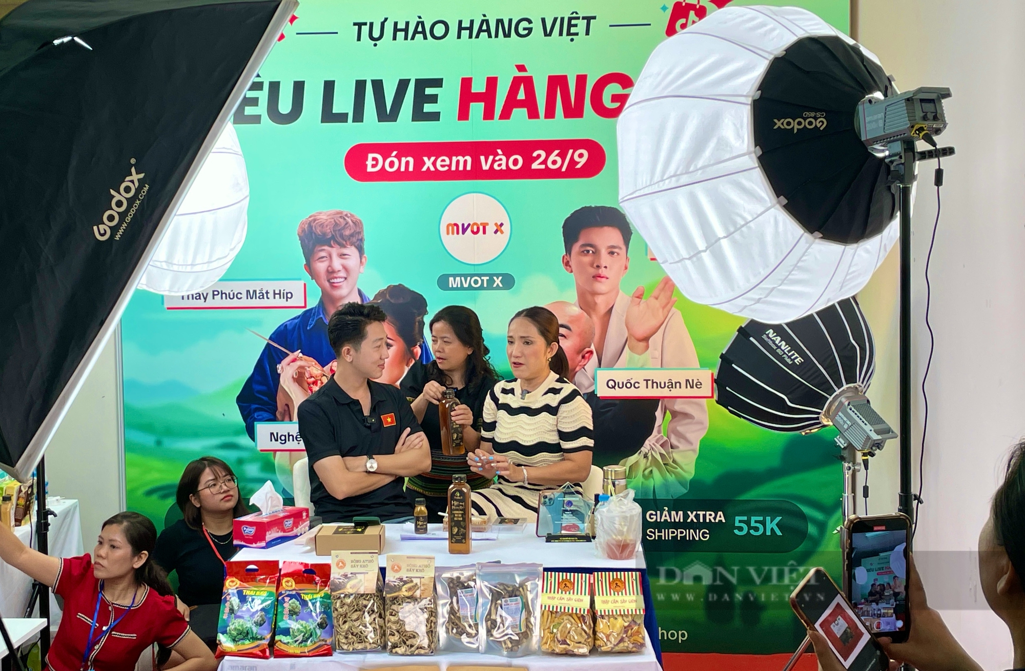 Hội chợ, livestream bán đặc sản, sản phẩm OCOP lớn nhất từ trước đến nay đang diễn ra tại TP.HCM - Ảnh 2.