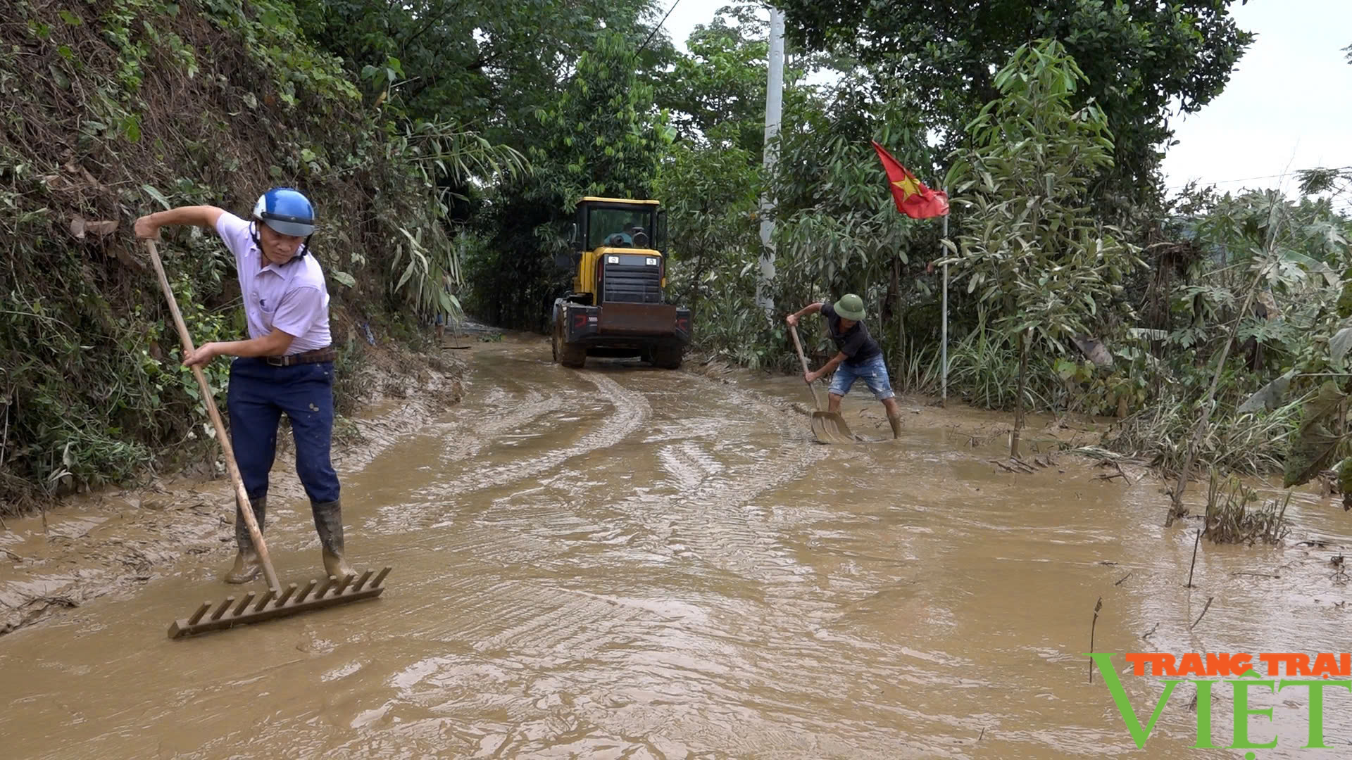 Người dân vùng này ở Lào Cai nỗ lực dọn vệ sinh, phòng chống dịch bệnh sau bão lũ - Ảnh 1.