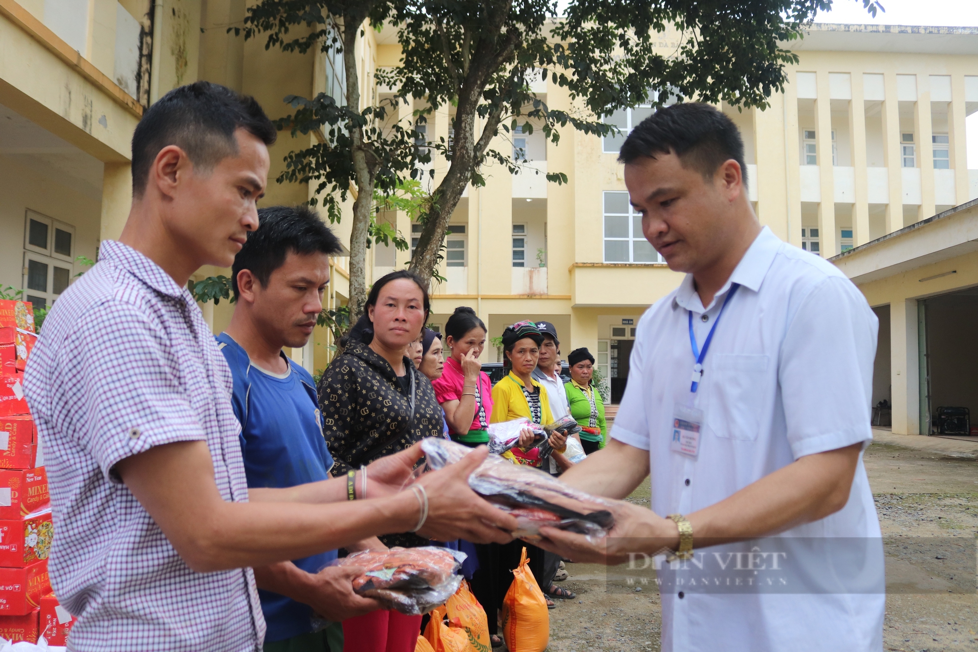 Báo NTNN/Dân Việt trao hàng trăm suất quà cho người dân vùng thiên tai ở huyện nghèo Đà Bắc - Ảnh 11.