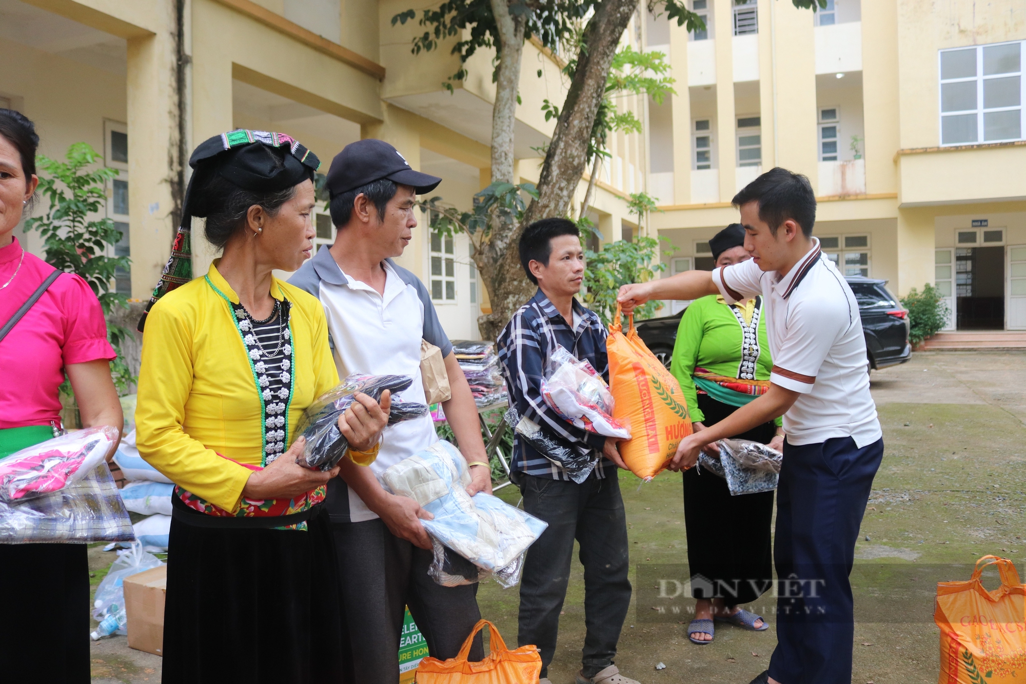 Báo NTNN/Dân Việt trao hàng trăm suất quà cho người dân vùng thiên tai ở huyện nghèo Đà Bắc - Ảnh 7.