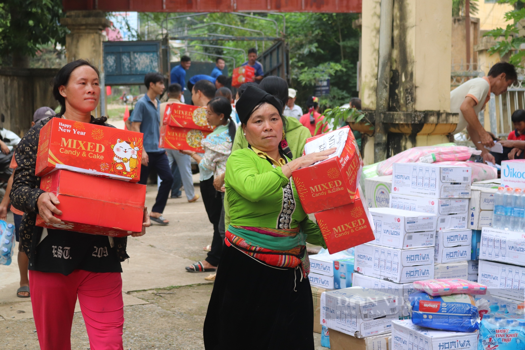 Báo NTNN/Dân Việt trao hàng trăm suất quà cho người dân vùng thiên tai ở huyện nghèo Đà Bắc - Ảnh 4.