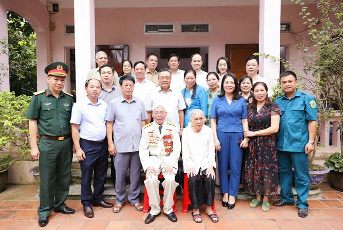 Bí thư, Chủ tịch Hà Nội thăm hỏi, tri ân những nhân chứng lịch sử trong sự kiện Giải phóng Thủ đô - Ảnh 4.