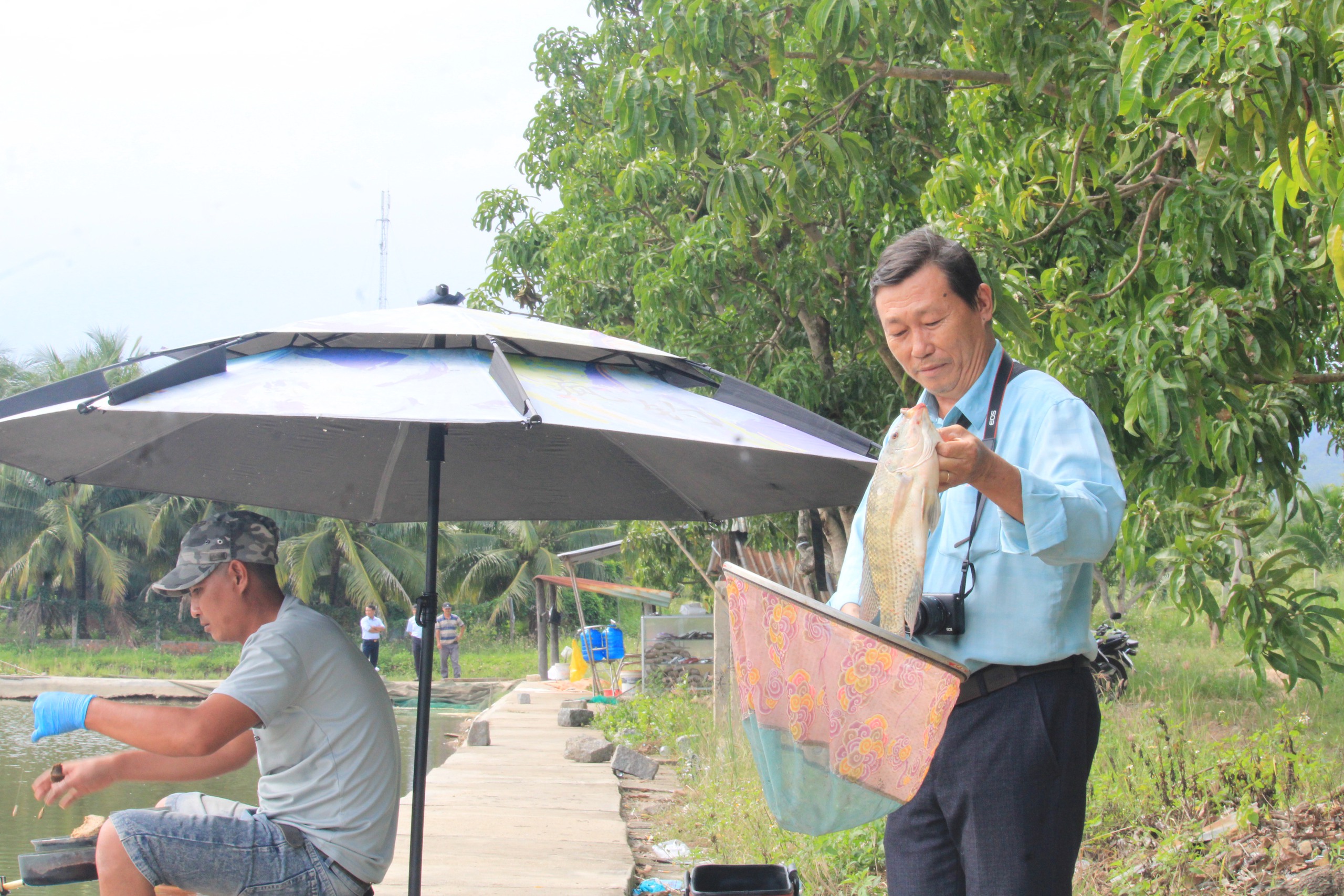 Khánh Hòa: Một hội viên nông dân ở Diên Khánh thả cá vào ao, khách đến câu tha hồ lấy tiền - Ảnh 1.