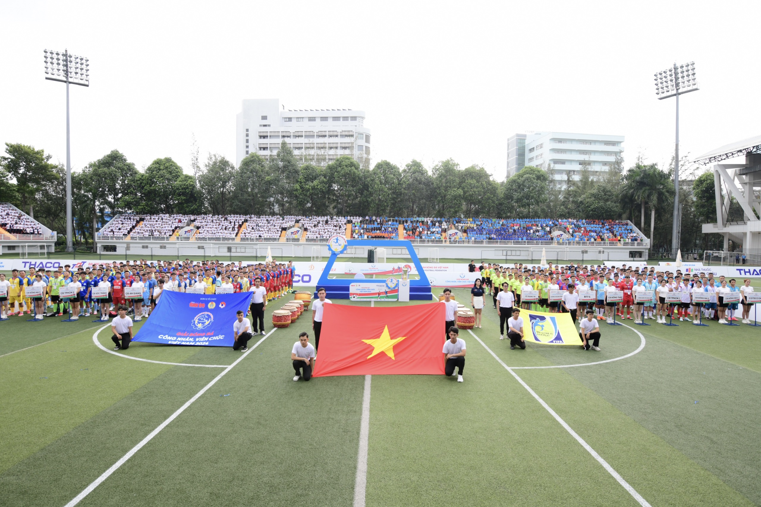 Nghỉ làm đi đá bóng, công nhân không chỉ được hưởng lương mà còn thưởng lớn - Ảnh 1.