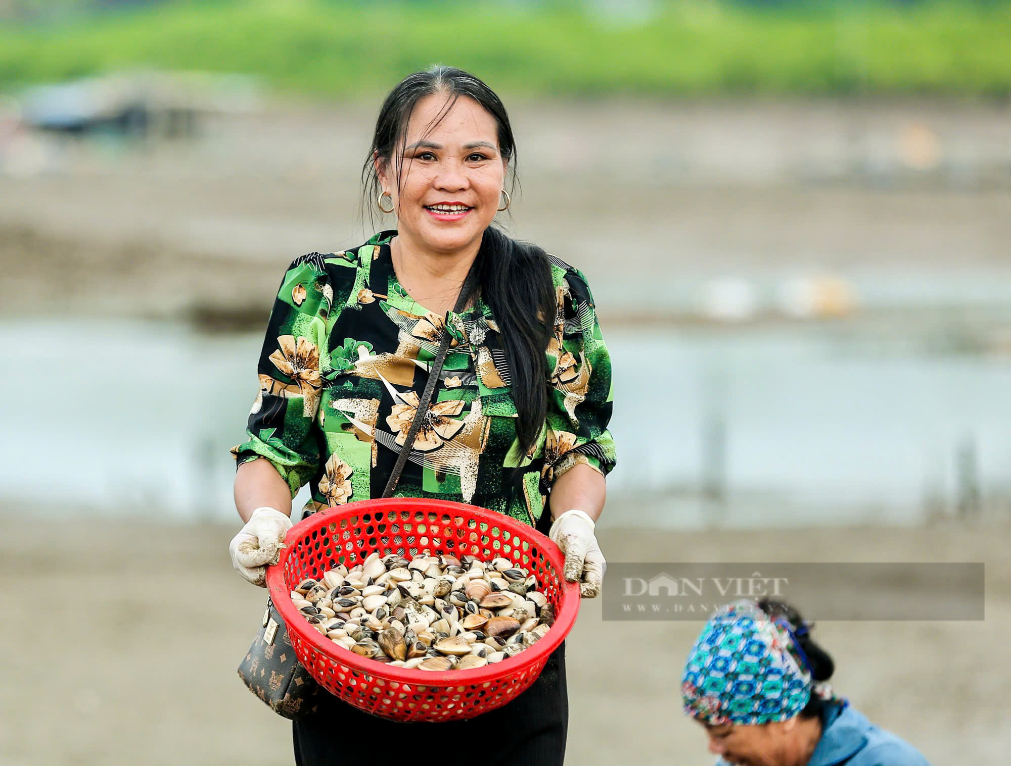 Nông dân Việt Nam xuất sắc 2024 đến từ Thanh Hóa có gần 50ha ngao - Ảnh 1.