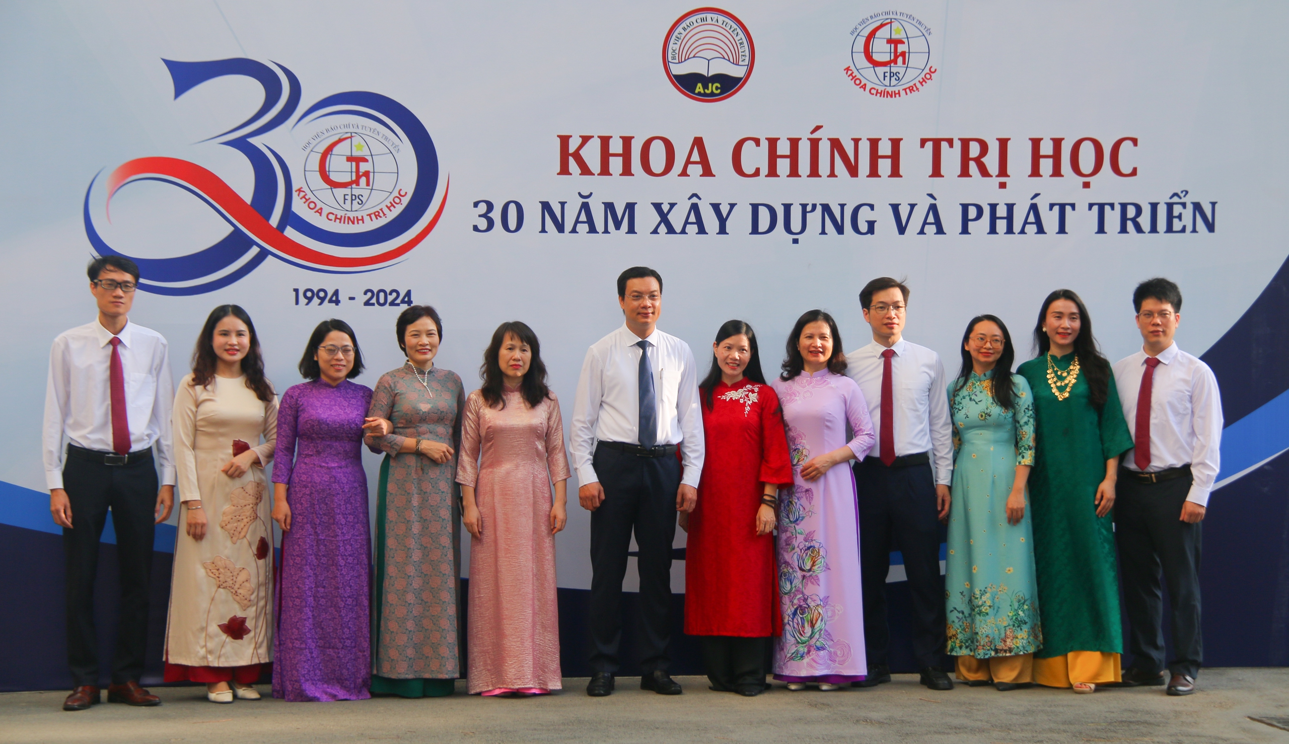 Kỷ niệm 30 năm thành lập Khoa Chính trị học: Nhìn lại chặng đường phát triển đầy tự hào!- Ảnh 4.