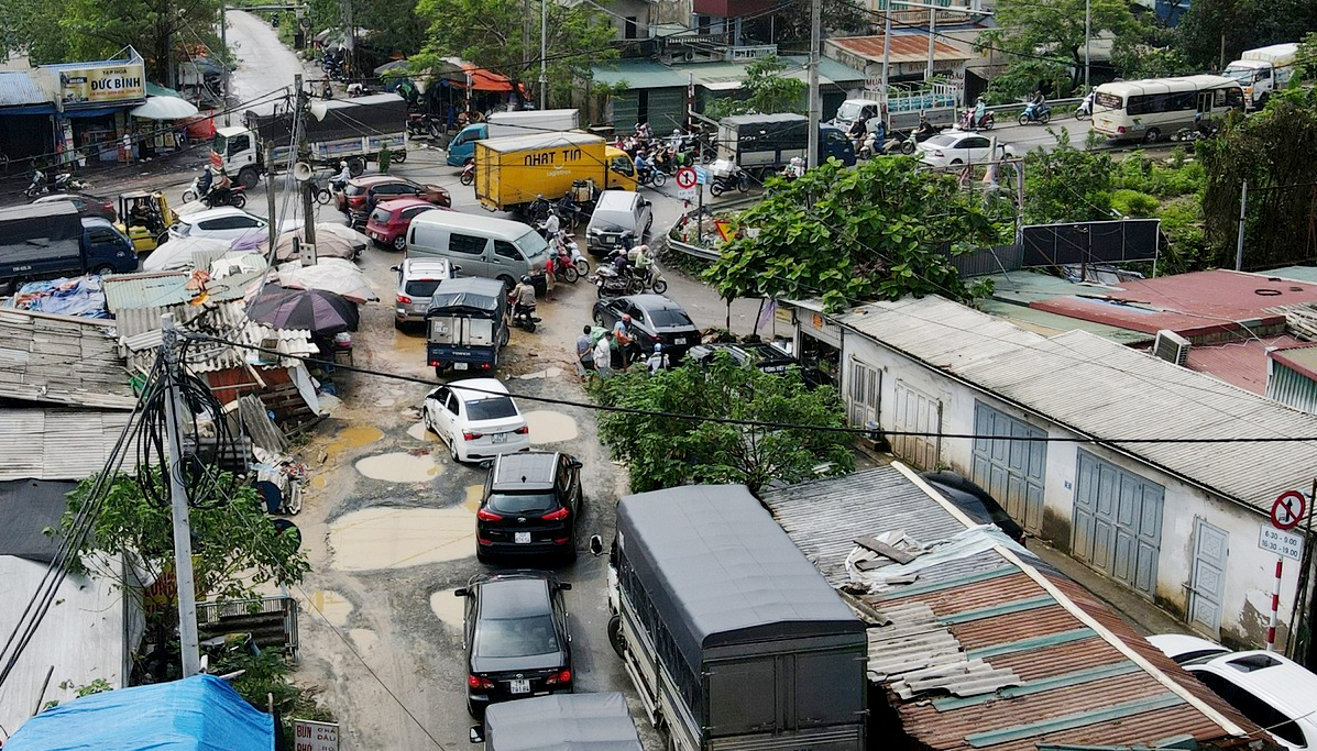 Cảnh ùn tắc, ổ gà chằng chịt trên quốc lộ 6 đoạn Hà Đông - Xuân Mai dài 21 km - Ảnh 10.