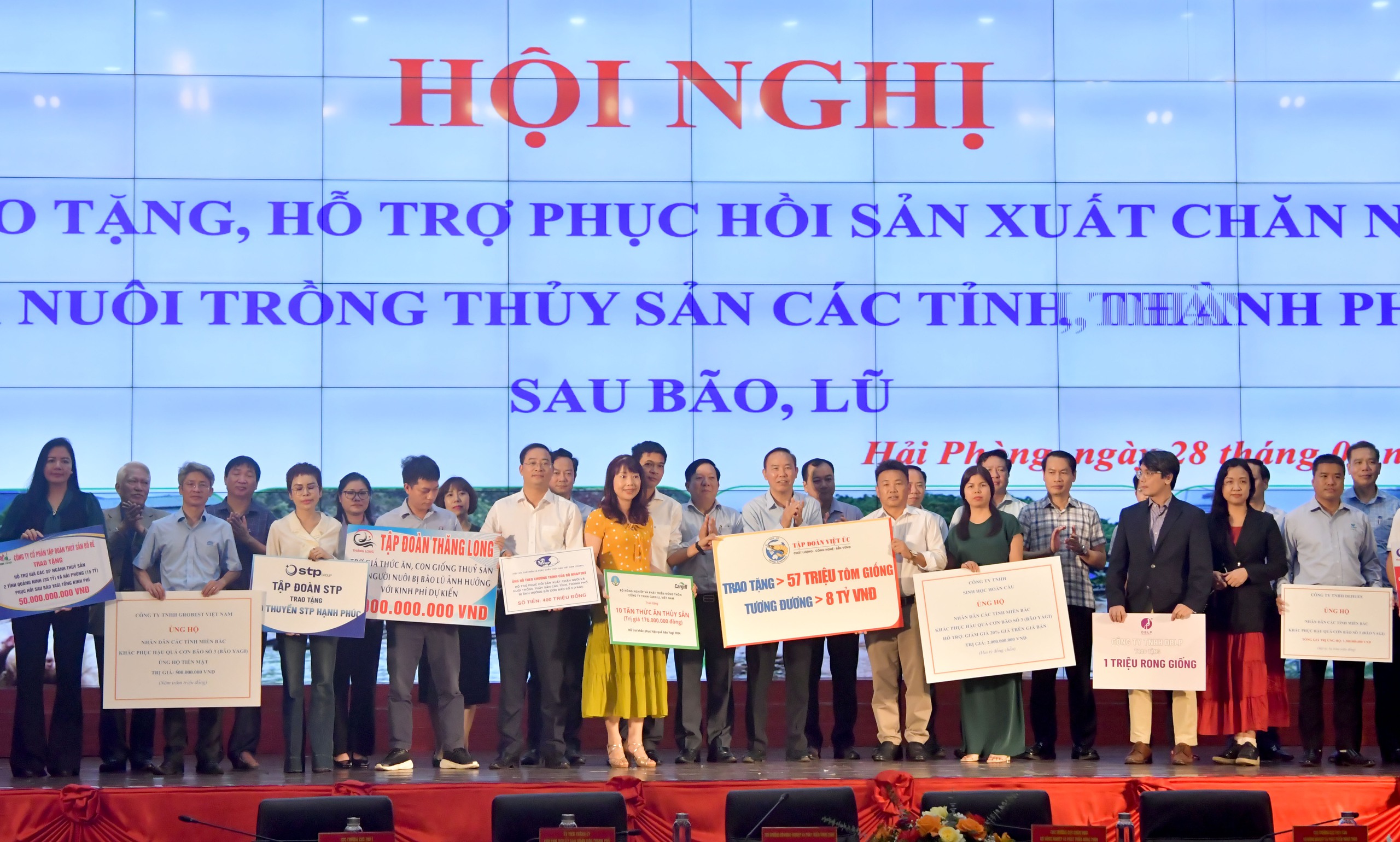 Trao tặng - Ảnh 4.