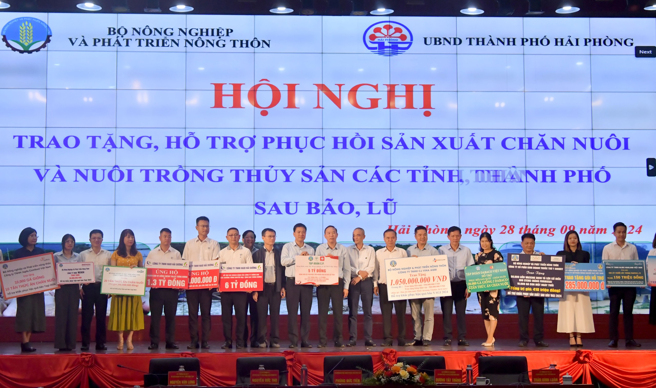 Trao tặng - Ảnh 7.