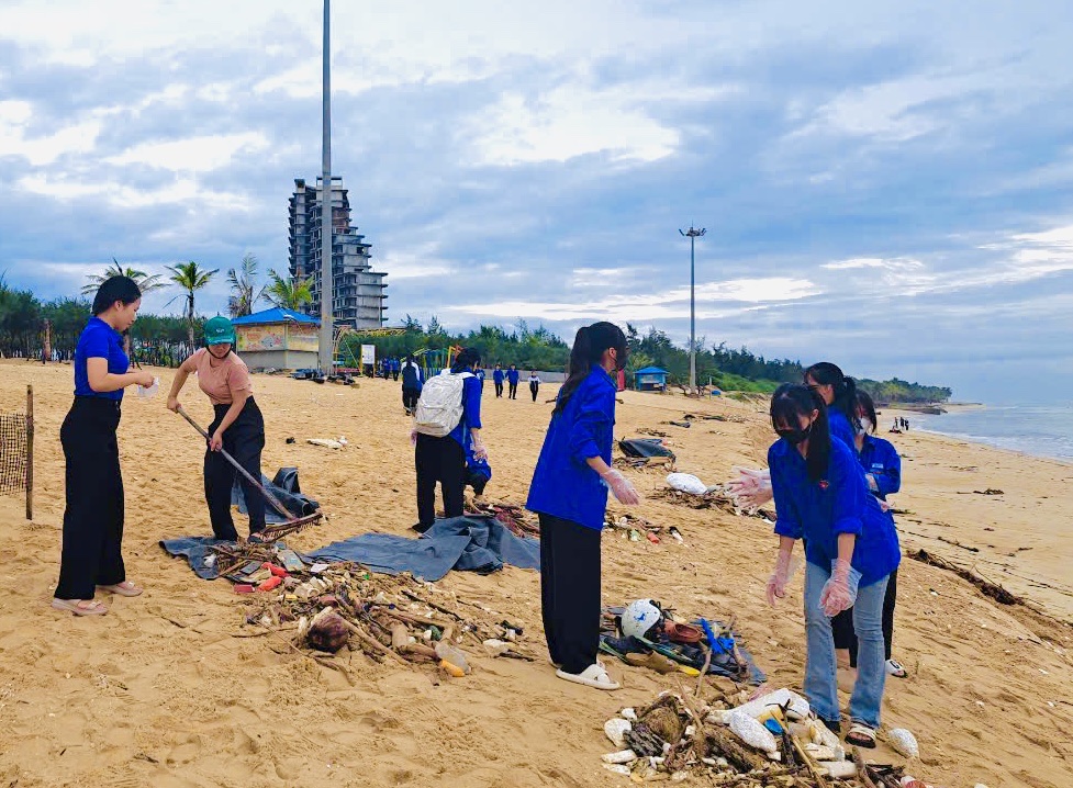 Lượng rác "khổng lồ" xuất hiện ở bãi biển Quảng Bình, lực lượng chức năng rốt ráo thu gom - Ảnh 4.