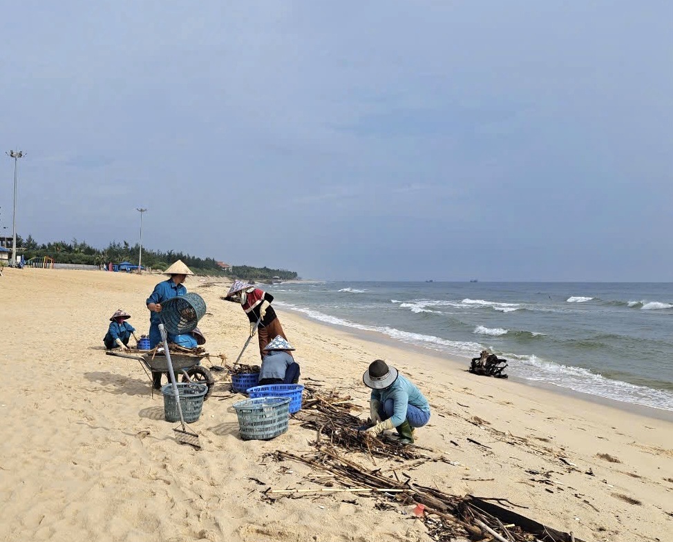 Lượng rác "khổng lồ" xuất hiện ở bãi biển Quảng Bình, lực lượng chức năng rốt ráo thu gom - Ảnh 3.