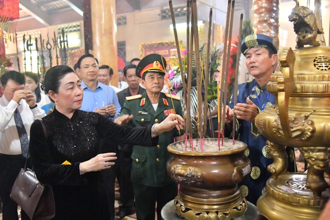 Nguyên Thủ tướng Nguyễn Tấn Dũng dâng hương tưởng nhớ Anh hùng dân tộc Nguyễn Trung Trực hy sinh- Ảnh 4.