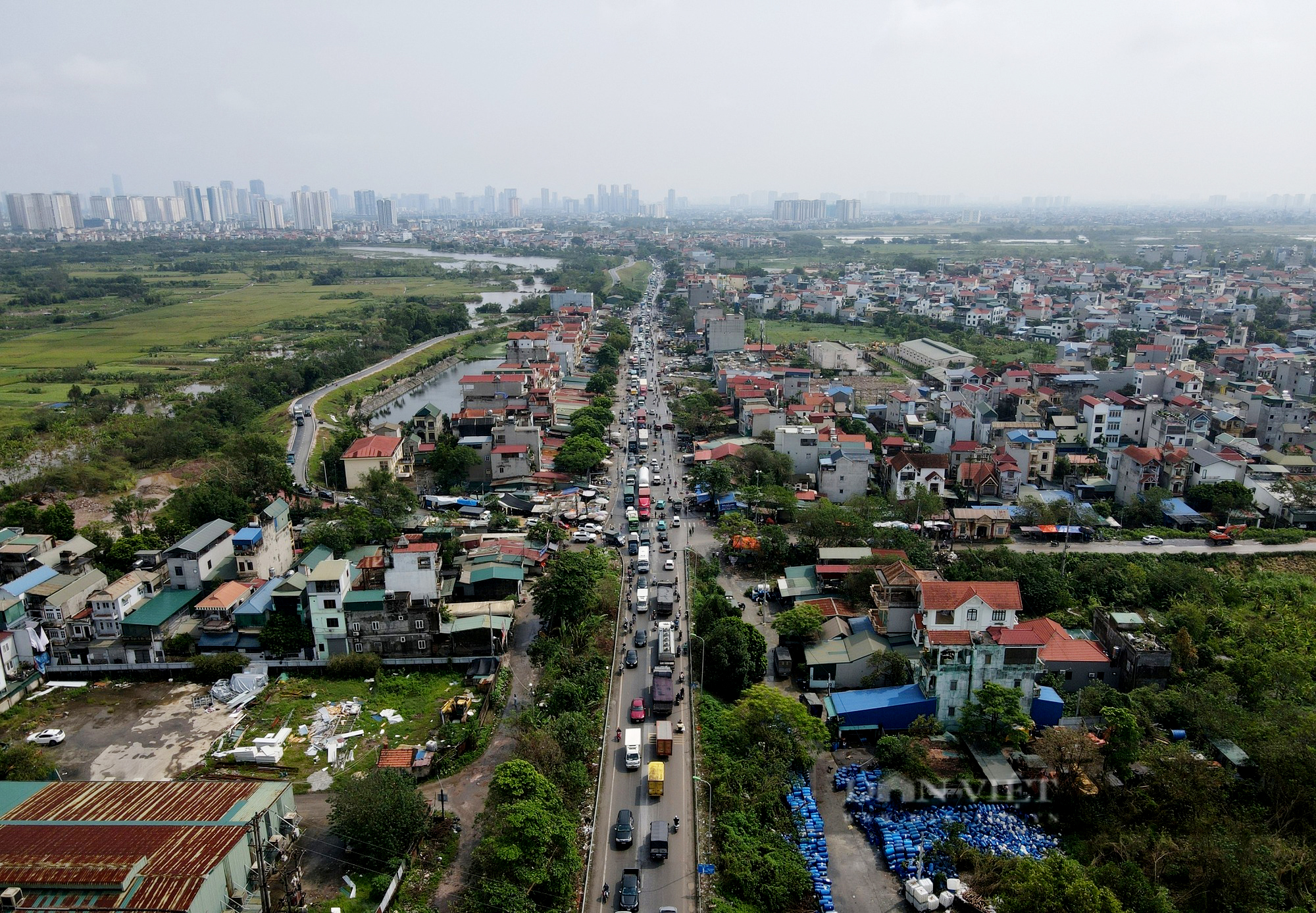 Cảnh ùn tắc, ổ gà chằng chịt trên quốc lộ 6 đoạn Hà Đông - Xuân Mai dài 21 km - Ảnh 1.