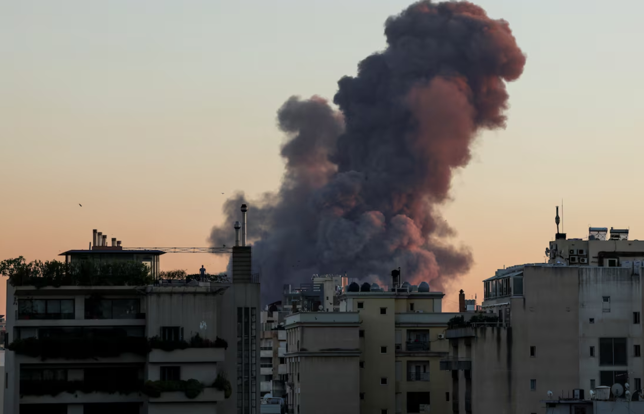 Israel không kích rung chuyển thủ đô Beirut, tấn công tổng hành dinh Hezbollah - Ảnh 1.