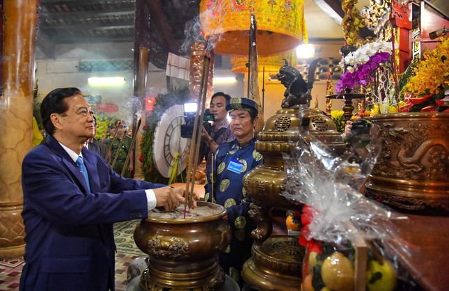 Nguyên Thủ tướng Nguyễn Tấn Dũng dâng hương tưởng nhớ Anh hùng dân tộc Nguyễn Trung Trực hy sinh- Ảnh 2.