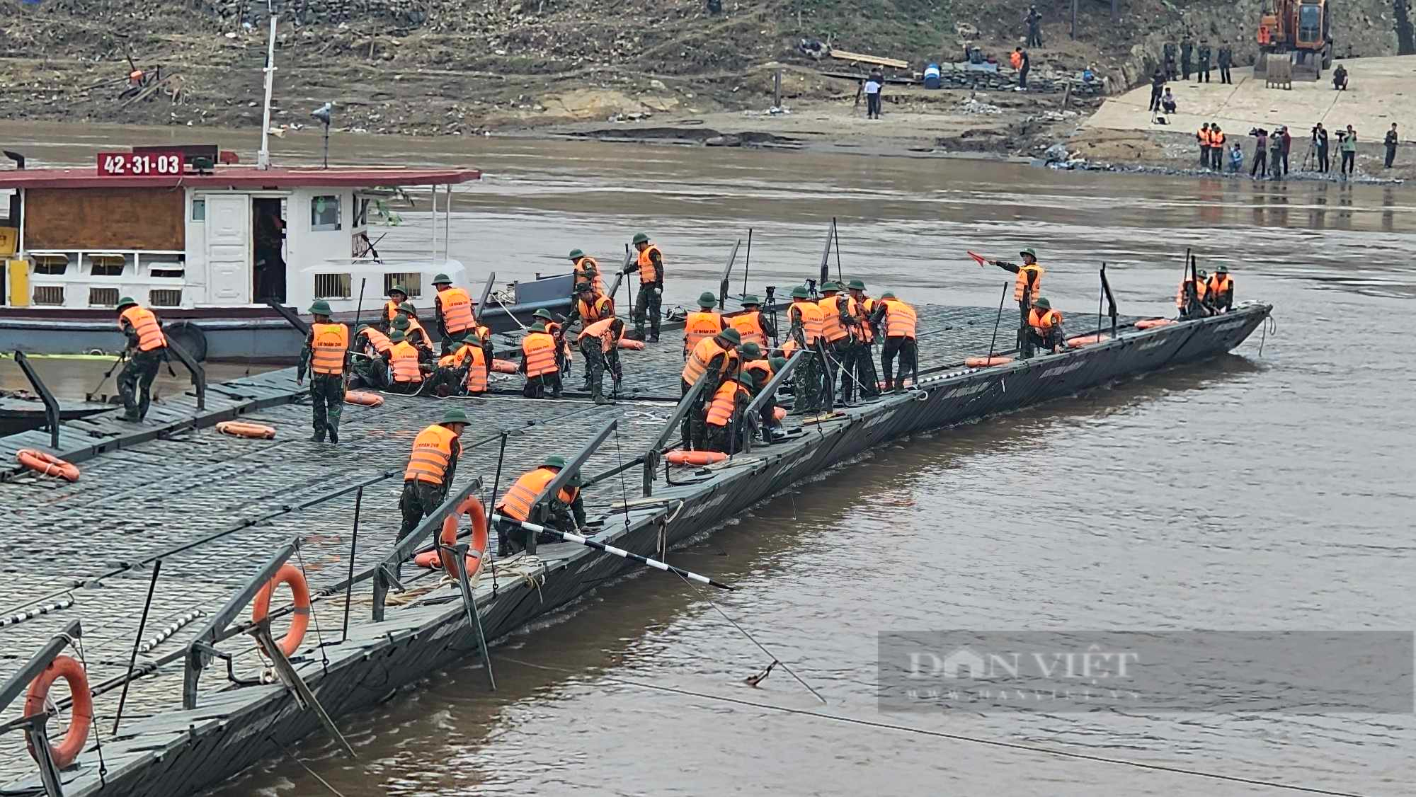 Đang bắc cầu phao nối đôi bờ sông Hồng sau đúng 20 ngày cầu Phong Châu bị sập- Ảnh 6.