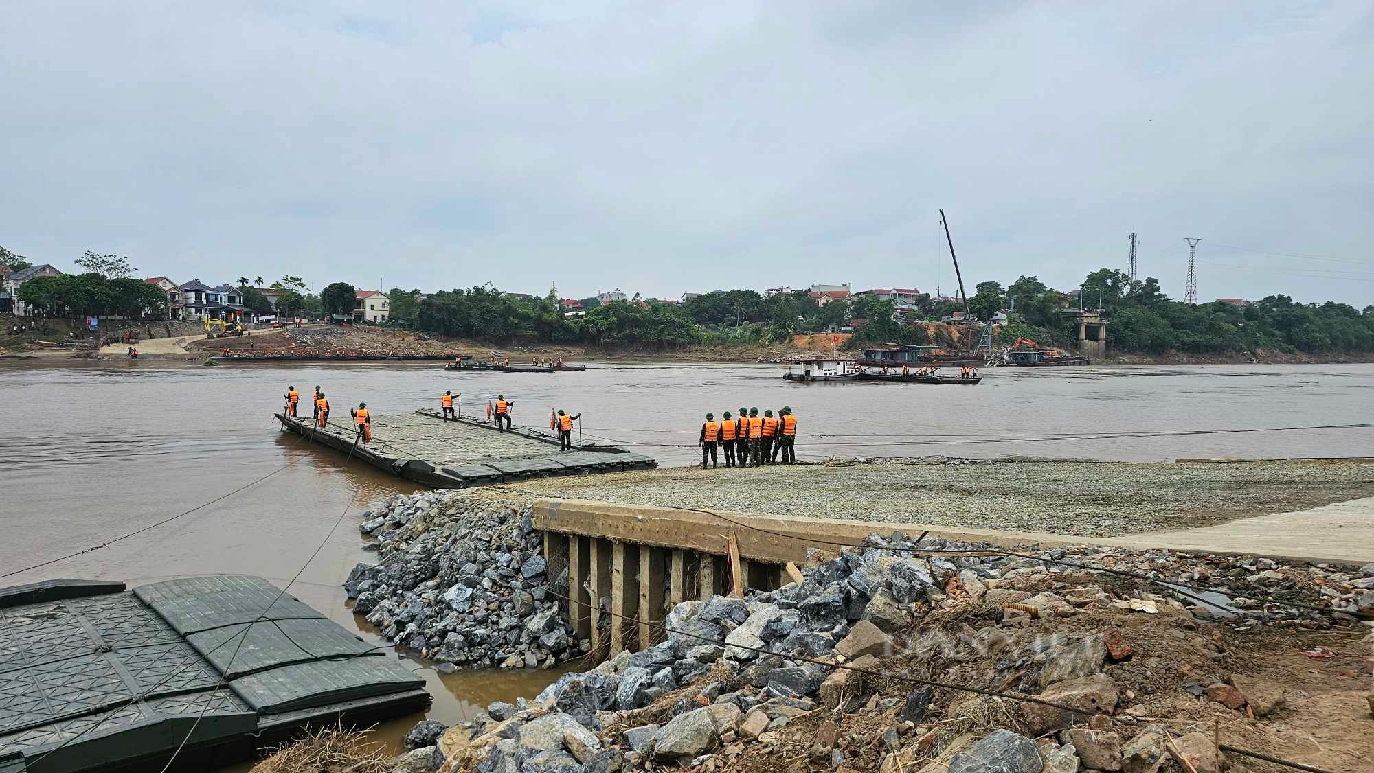 Đang bắc cầu phao nối đôi bờ sông Hồng sau đúng 20 ngày cầu Phong Châu bị sập- Ảnh 3.